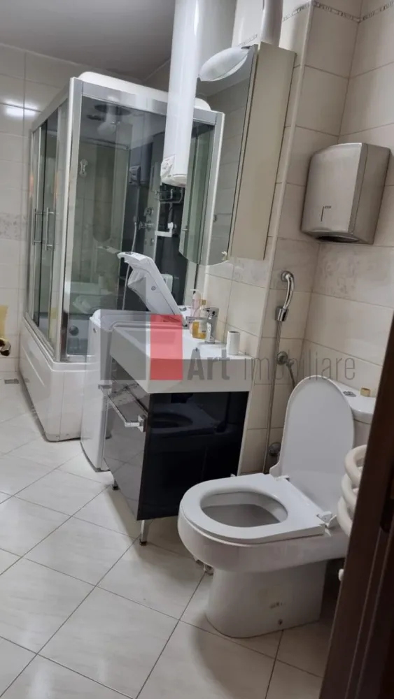 2 Camere Unirii - Tribunal - Va propunem spre vanzare un apartament cu 2 camere situat pe Bulevardul Unirii - Tribunal, Etaj 2/8, decomandat, mobilat si utilat complet, renovat, 3 baalcoane, gresie, faianta, parchet, termopan, aer conditionat, vedere spate, bloc monolit, 70 m.p.,