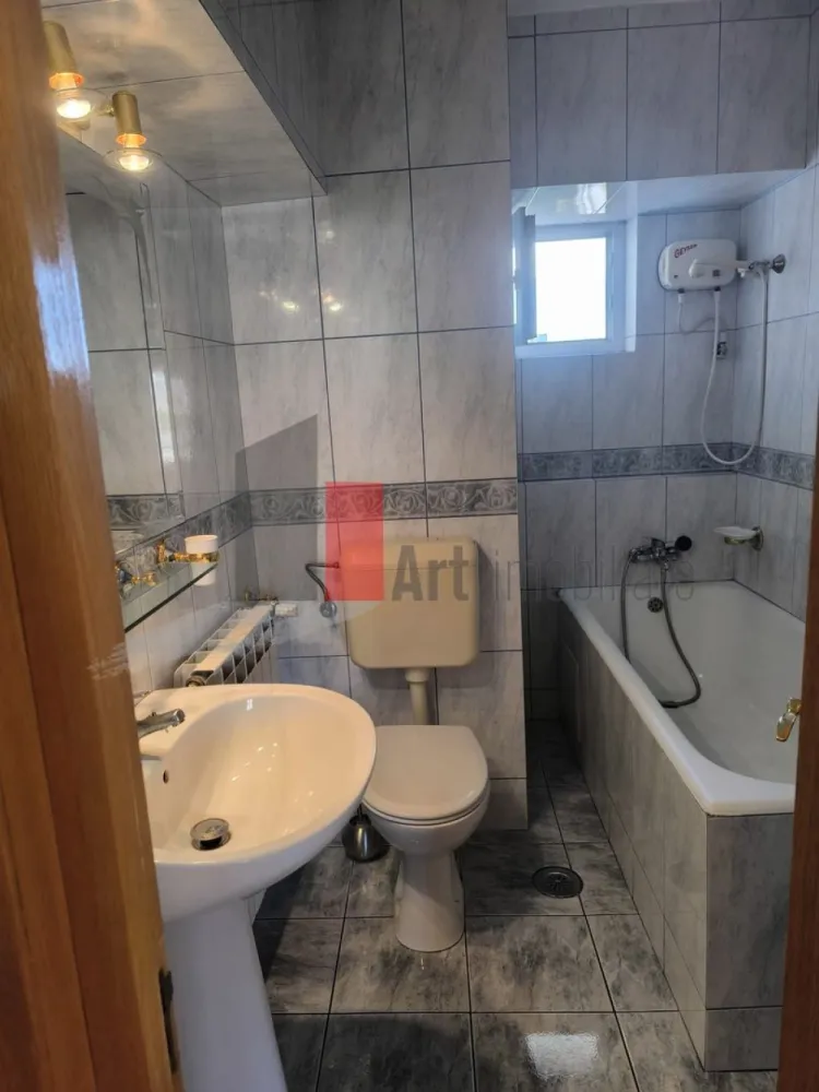 Inchiriere 4 Camere Unirii - Piata Unirii - Va propunem spre inchiriere un apartament cu 4 camere situat in zona Unirii - Piata Unirii, Etaj 4/8, decomandat, ideal birou/firma, suprafata 100 m.p., gresie, faianta, parchet, termopan, 4 aparate de aer conditionat, liber, 20 de metri pana la statia de metrou Unirii