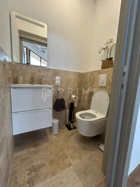 Casă modernă de închiriat – Eleganță și confort în Livezeni
