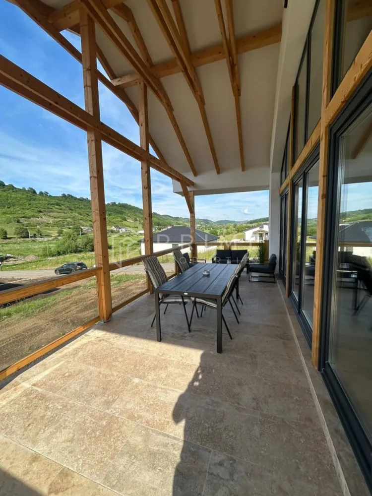 Casă modernă de închiriat – Eleganță și confort în Livezeni