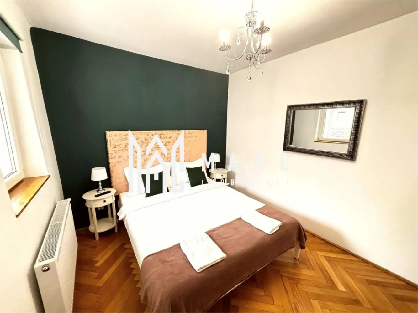 Apartament în Centru | 60 mp | 2 dormitoare | Etaj 1 | Ultracentral - Maac Imobiliare prezintă spre închiriere un apartament poziționat ultracentral, în inima orașului Sibiu, ideal pentru persoanele care își doresc confort, liniște și acces rapid către principalele puncte de interes.
Locuința este situată la etajul 1 al unui imobil amplasat într-o curte curată și îngrijită, cu vecini liniștiți, oferind un ambient plăcut și sigur. Apartamentul dispune de o suprafață utilă de 60 mp și beneficiază de o compartimentare practică: două dormitoare separate, o zonă de living deschisă, spațiu de dining, bucătărie și o baie prevăzută cu duș.
Imobilul se închiriază complet mobilat și utilat, fiind dotat cu televizor cu ecran plat și canale prin cablu, frigider și cuptor, astfel încât viitorii chiriași să se poată muta imediat, fără investiții suplimentare.
Poziționarea este un mare avantaj, apartamentul fiind situat la doar 4 minute de mers pe jos de Turnul Sfatului și la câteva minute de Piața Mare, oferind acces facil către restaurante, cafenele și zone de interes turistic.
Se închiriază pe termen lung, exclusiv unor persoane serioase. La semnarea contractului se achită o lună de chirie și o garanție în valoare de 800 euro.
Pentru mai multe detalii precizați telefonic că ați văzut anunțul cu ID: CP3128702.