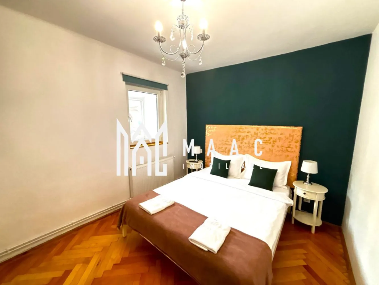 Apartament în Centru | 60 mp | 2 dormitoare | Etaj 1 | Ultracentral - Maac Imobiliare prezintă spre închiriere un apartament poziționat ultracentral, în inima orașului Sibiu, ideal pentru persoanele care își doresc confort, liniște și acces rapid către principalele puncte de interes.
Locuința este situată la etajul 1 al unui imobil amplasat într-o curte curată și îngrijită, cu vecini liniștiți, oferind un ambient plăcut și sigur. Apartamentul dispune de o suprafață utilă de 60 mp și beneficiază de o compartimentare practică: două dormitoare separate, o zonă de living deschisă, spațiu de dining, bucătărie și o baie prevăzută cu duș.
Imobilul se închiriază complet mobilat și utilat, fiind dotat cu televizor cu ecran plat și canale prin cablu, frigider și cuptor, astfel încât viitorii chiriași să se poată muta imediat, fără investiții suplimentare.
Poziționarea este un mare avantaj, apartamentul fiind situat la doar 4 minute de mers pe jos de Turnul Sfatului și la câteva minute de Piața Mare, oferind acces facil către restaurante, cafenele și zone de interes turistic.
Se închiriază pe termen lung, exclusiv unor persoane serioase. La semnarea contractului se achită o lună de chirie și o garanție în valoare de 800 euro.
Pentru mai multe detalii precizați telefonic că ați văzut anunțul cu ID: CP3128702.