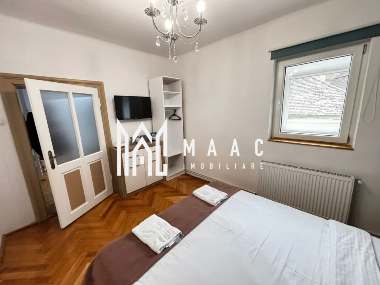 Apartament în Centru | 60 mp | 2 dormitoare | Etaj 1 | Ultracentral - Maac Imobiliare prezintă spre închiriere un apartament poziționat ultracentral, în inima orașului Sibiu, ideal pentru persoanele care își doresc confort, liniște și acces rapid către principalele puncte de interes.
Locuința este situată la etajul 1 al unui imobil amplasat într-o curte curată și îngrijită, cu vecini liniștiți, oferind un ambient plăcut și sigur. Apartamentul dispune de o suprafață utilă de 60 mp și beneficiază de o compartimentare practică: două dormitoare separate, o zonă de living deschisă, spațiu de dining, bucătărie și o baie prevăzută cu duș.
Imobilul se închiriază complet mobilat și utilat, fiind dotat cu televizor cu ecran plat și canale prin cablu, frigider și cuptor, astfel încât viitorii chiriași să se poată muta imediat, fără investiții suplimentare.
Poziționarea este un mare avantaj, apartamentul fiind situat la doar 4 minute de mers pe jos de Turnul Sfatului și la câteva minute de Piața Mare, oferind acces facil către restaurante, cafenele și zone de interes turistic.
Se închiriază pe termen lung, exclusiv unor persoane serioase. La semnarea contractului se achită o lună de chirie și o garanție în valoare de 800 euro.
Pentru mai multe detalii precizați telefonic că ați văzut anunțul cu ID: CP3128702.