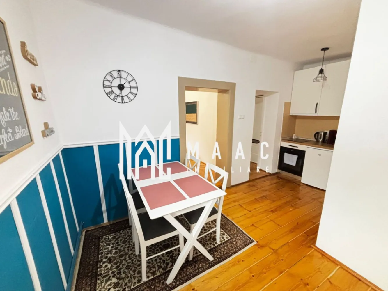 Apartament în Centru | 60 mp | 2 dormitoare | Etaj 1 | Ultracentral - Maac Imobiliare prezintă spre închiriere un apartament poziționat ultracentral, în inima orașului Sibiu, ideal pentru persoanele care își doresc confort, liniște și acces rapid către principalele puncte de interes.
Locuința este situată la etajul 1 al unui imobil amplasat într-o curte curată și îngrijită, cu vecini liniștiți, oferind un ambient plăcut și sigur. Apartamentul dispune de o suprafață utilă de 60 mp și beneficiază de o compartimentare practică: două dormitoare separate, o zonă de living deschisă, spațiu de dining, bucătărie și o baie prevăzută cu duș.
Imobilul se închiriază complet mobilat și utilat, fiind dotat cu televizor cu ecran plat și canale prin cablu, frigider și cuptor, astfel încât viitorii chiriași să se poată muta imediat, fără investiții suplimentare.
Poziționarea este un mare avantaj, apartamentul fiind situat la doar 4 minute de mers pe jos de Turnul Sfatului și la câteva minute de Piața Mare, oferind acces facil către restaurante, cafenele și zone de interes turistic.
Se închiriază pe termen lung, exclusiv unor persoane serioase. La semnarea contractului se achită o lună de chirie și o garanție în valoare de 800 euro.
Pentru mai multe detalii precizați telefonic că ați văzut anunțul cu ID: CP3128702.
