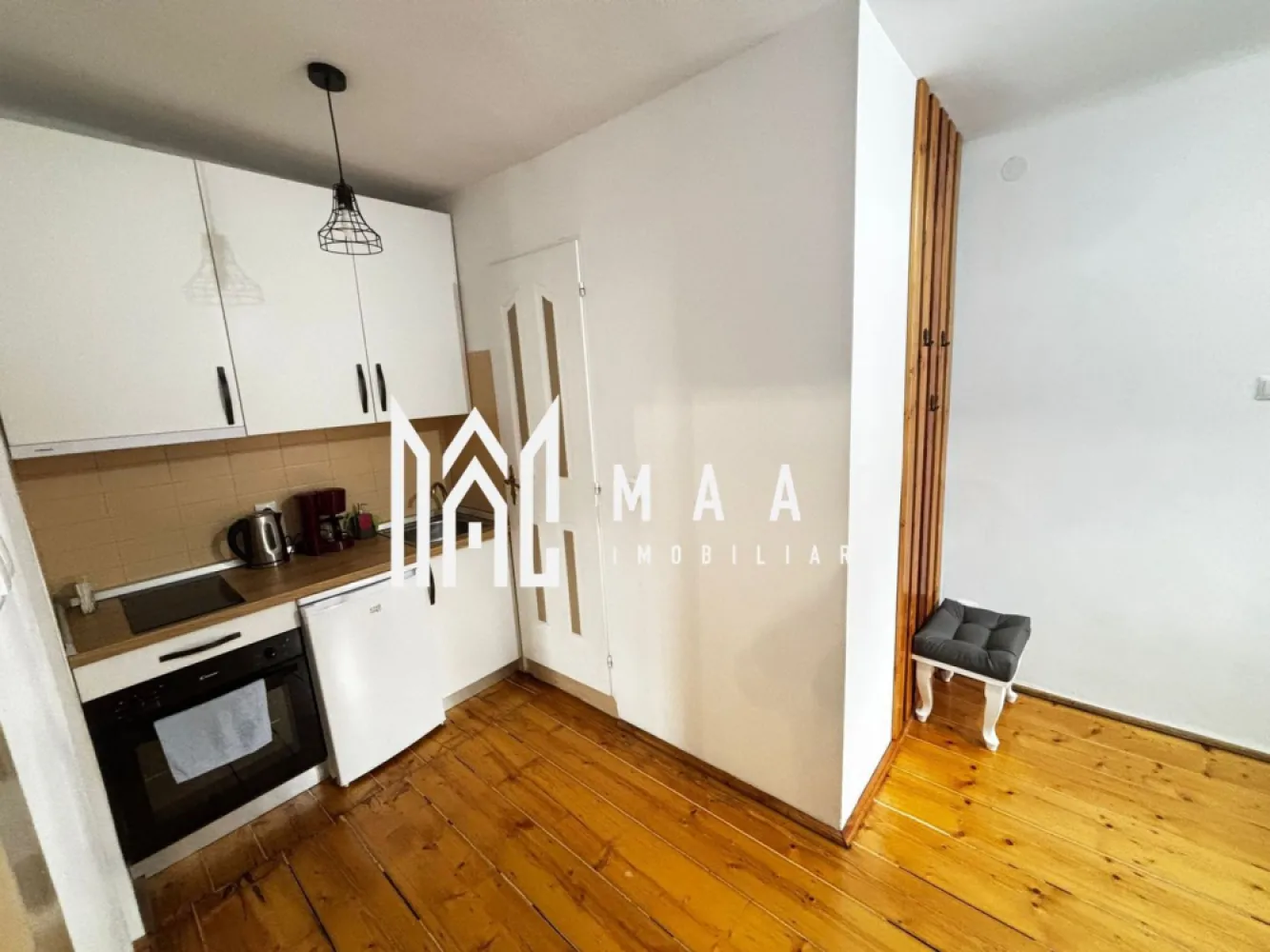Apartament în Centru | 60 mp | 2 dormitoare | Etaj 1 | Ultracentral - Maac Imobiliare prezintă spre închiriere un apartament poziționat ultracentral, în inima orașului Sibiu, ideal pentru persoanele care își doresc confort, liniște și acces rapid către principalele puncte de interes.
Locuința este situată la etajul 1 al unui imobil amplasat într-o curte curată și îngrijită, cu vecini liniștiți, oferind un ambient plăcut și sigur. Apartamentul dispune de o suprafață utilă de 60 mp și beneficiază de o compartimentare practică: două dormitoare separate, o zonă de living deschisă, spațiu de dining, bucătărie și o baie prevăzută cu duș.
Imobilul se închiriază complet mobilat și utilat, fiind dotat cu televizor cu ecran plat și canale prin cablu, frigider și cuptor, astfel încât viitorii chiriași să se poată muta imediat, fără investiții suplimentare.
Poziționarea este un mare avantaj, apartamentul fiind situat la doar 4 minute de mers pe jos de Turnul Sfatului și la câteva minute de Piața Mare, oferind acces facil către restaurante, cafenele și zone de interes turistic.
Se închiriază pe termen lung, exclusiv unor persoane serioase. La semnarea contractului se achită o lună de chirie și o garanție în valoare de 800 euro.
Pentru mai multe detalii precizați telefonic că ați văzut anunțul cu ID: CP3128702.