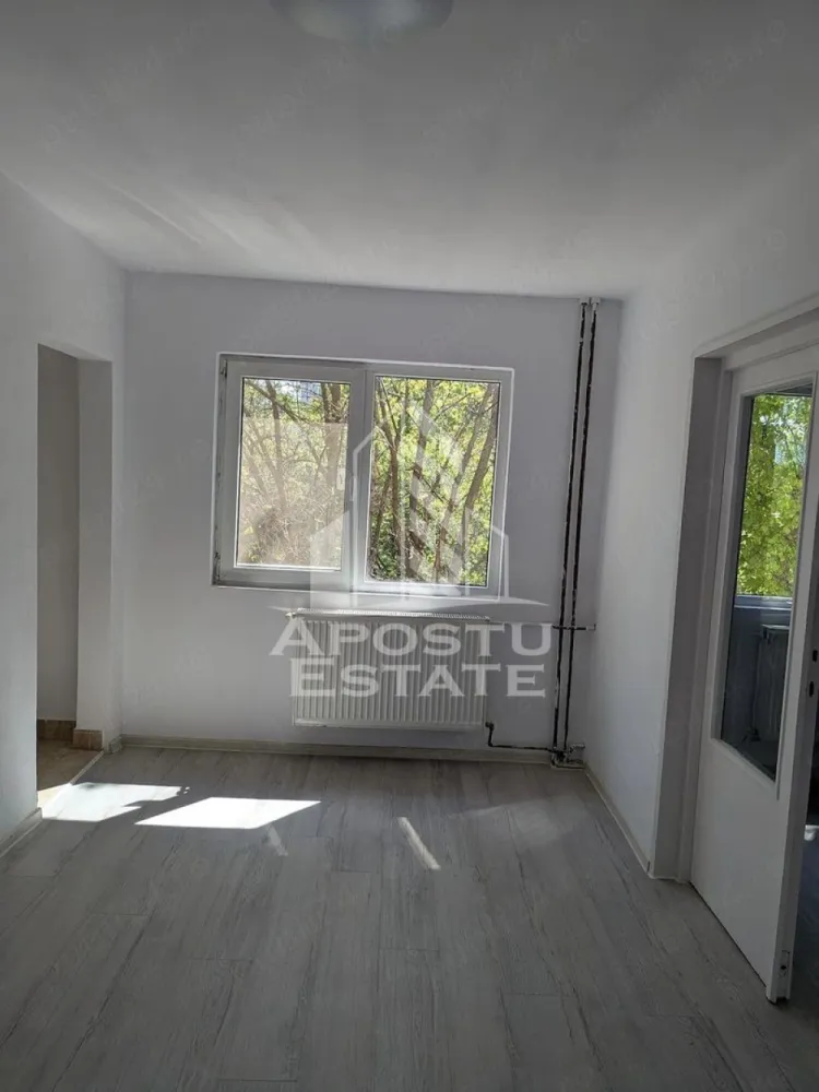 Apartament cu 2 camere de vanzare, etaj 1, zona Sagului, Timisoara - Agentia imobiliara APOSTU ESTATE are placerea de a va oferi spre vanzare un apartament cu 2 camere, nedecomandat, localizat in judetul Timis, Timisoara, zona Sagului.
Apartamentul este situat la etajul 1 si are o suprafata utila de 35 mp.
Compartimentare:
- hol de acces
- bucatarie
- living
- dormitor
- baie cu dus
Confortul termic este realizat prin intermediul termoficarii.
Apartamentul este renovat complet.
Vecinatati: statie de autobuz, magazine, piata, institutii farmaceutice, institutii bancare, institutii de invatamant, etc.
Agentia imobiliara Apostu Estate va ofera consultanta bancara gratuita prin intermediul colaboratorilor nostri pentru alegerea celui mai potrivit tip de credit, astfel incat tu sa devi noul proprietar al acestui apartament.
Va asteptam cu drag la o vizionare chiar astazi!
ID: CP3048543.
