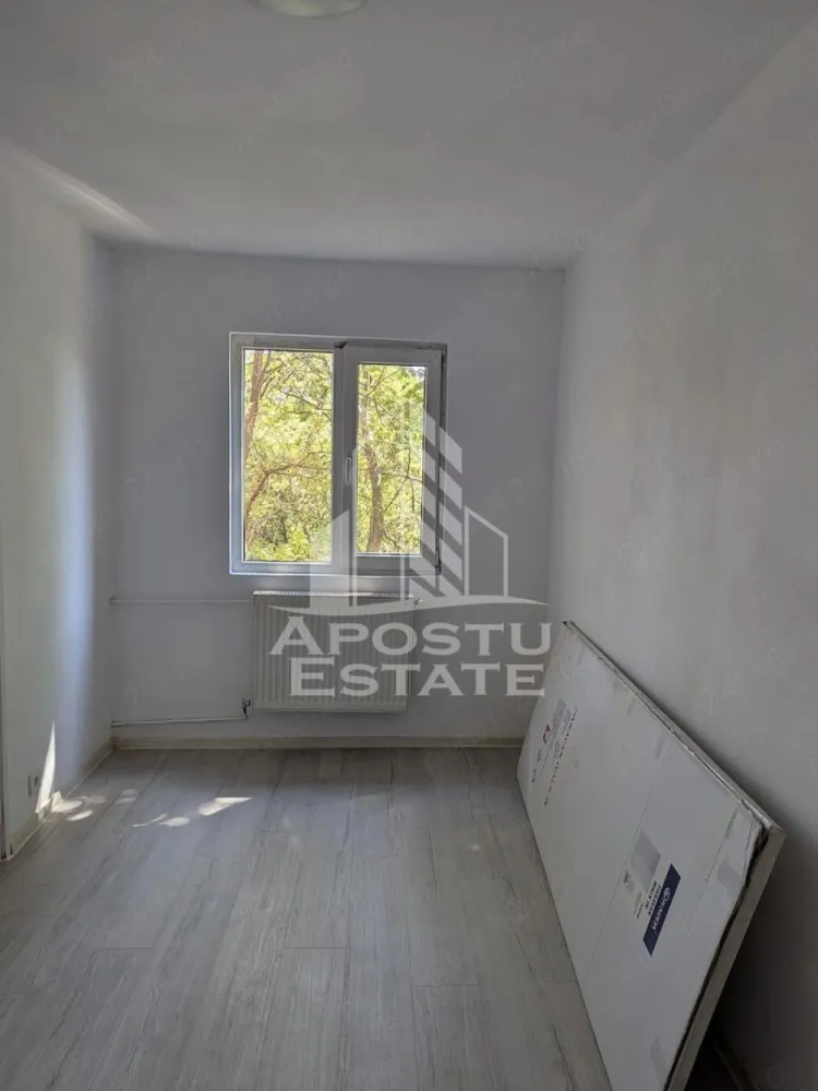 Apartament cu 2 camere de vanzare, etaj 1, zona Sagului, Timisoara - Agentia imobiliara APOSTU ESTATE are placerea de a va oferi spre vanzare un apartament cu 2 camere, nedecomandat, localizat in judetul Timis, Timisoara, zona Sagului.
Apartamentul este situat la etajul 1 si are o suprafata utila de 35 mp.
Compartimentare:
- hol de acces
- bucatarie
- living
- dormitor
- baie cu dus
Confortul termic este realizat prin intermediul termoficarii.
Apartamentul este renovat complet.
Vecinatati: statie de autobuz, magazine, piata, institutii farmaceutice, institutii bancare, institutii de invatamant, etc.
Agentia imobiliara Apostu Estate va ofera consultanta bancara gratuita prin intermediul colaboratorilor nostri pentru alegerea celui mai potrivit tip de credit, astfel incat tu sa devi noul proprietar al acestui apartament.
Va asteptam cu drag la o vizionare chiar astazi!
ID: CP3048543.