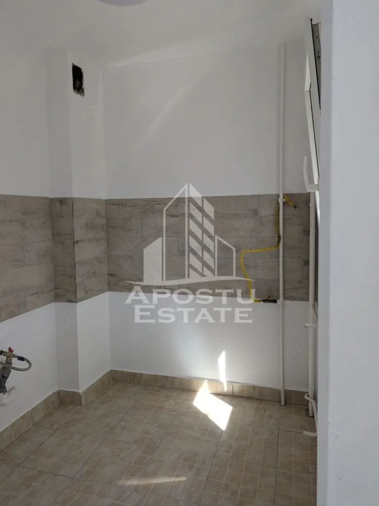 Apartament cu 2 camere de vanzare, etaj 1, zona Sagului, Timisoara - Agentia imobiliara APOSTU ESTATE are placerea de a va oferi spre vanzare un apartament cu 2 camere, nedecomandat, localizat in judetul Timis, Timisoara, zona Sagului.
Apartamentul este situat la etajul 1 si are o suprafata utila de 35 mp.
Compartimentare:
- hol de acces
- bucatarie
- living
- dormitor
- baie cu dus
Confortul termic este realizat prin intermediul termoficarii.
Apartamentul este renovat complet.
Vecinatati: statie de autobuz, magazine, piata, institutii farmaceutice, institutii bancare, institutii de invatamant, etc.
Agentia imobiliara Apostu Estate va ofera consultanta bancara gratuita prin intermediul colaboratorilor nostri pentru alegerea celui mai potrivit tip de credit, astfel incat tu sa devi noul proprietar al acestui apartament.
Va asteptam cu drag la o vizionare chiar astazi!
ID: CP3048543.