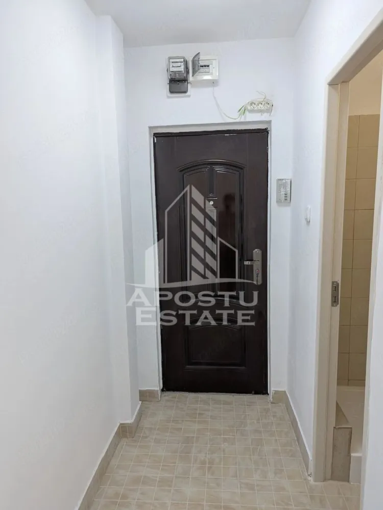 Apartament cu 2 camere de vanzare, etaj 1, zona Sagului, Timisoara - Agentia imobiliara APOSTU ESTATE are placerea de a va oferi spre vanzare un apartament cu 2 camere, nedecomandat, localizat in judetul Timis, Timisoara, zona Sagului.
Apartamentul este situat la etajul 1 si are o suprafata utila de 35 mp.
Compartimentare:
- hol de acces
- bucatarie
- living
- dormitor
- baie cu dus
Confortul termic este realizat prin intermediul termoficarii.
Apartamentul este renovat complet.
Vecinatati: statie de autobuz, magazine, piata, institutii farmaceutice, institutii bancare, institutii de invatamant, etc.
Agentia imobiliara Apostu Estate va ofera consultanta bancara gratuita prin intermediul colaboratorilor nostri pentru alegerea celui mai potrivit tip de credit, astfel incat tu sa devi noul proprietar al acestui apartament.
Va asteptam cu drag la o vizionare chiar astazi!
ID: CP3048543.