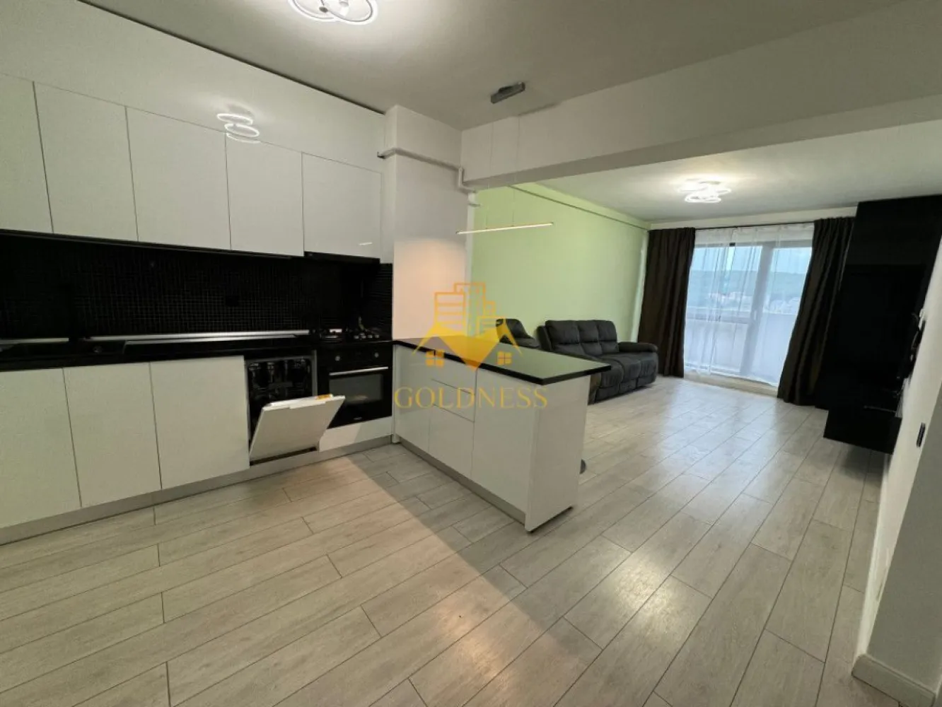 2 camere, modern, parcare Zorilor zona Frunzisului, LIDL, Golden Tulip - GOLDNESS Imobiliare vă propune spre închiriere un apartament cu 2 camere complet mobilat și utilat, la etajul 4 într-un imobil de 15 etaje, în Cartierul Zorilor.
Apartamentul este compartimentat astfel:
 - dormitor cu pat matrimonial, dressing, noptiere
 - living cu bucatarie open-space complet utilată, canapea extensibilă, loc de servit masa 
 - baie cu cabina de dus, calorifer port prosop și dulap pentru depozitare.
 - terasa de 10 mp.

Dispune de loc de parcare subterana!

Imobilul este dotat cu toate cele necesare- centrală proprie, mașină de spălat haine, frigider,aragaz,hotă, etc. 
Se află în apropierea stațiilor de transport în comun, magazine, restaurante, spații verzi, farmacii, etc. 

Dacă sunteți interesați de acest apartament și doriți să îl vizionați, dar și pentru alte oferte nu ezitați să ne contactați telefonic sau prin e-mail. Vă stăm la dispoziție!
Pentru intermediere se percepe un comision de 50% din prețul chiriei!