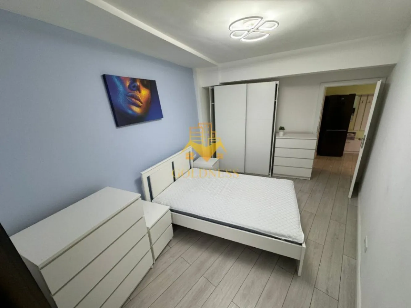 2 camere, modern, parcare Zorilor zona Frunzisului, LIDL, Golden Tulip - GOLDNESS Imobiliare vă propune spre închiriere un apartament cu 2 camere complet mobilat și utilat, la etajul 4 într-un imobil de 15 etaje, în Cartierul Zorilor.
Apartamentul este compartimentat astfel:
 - dormitor cu pat matrimonial, dressing, noptiere
 - living cu bucatarie open-space complet utilată, canapea extensibilă, loc de servit masa 
 - baie cu cabina de dus, calorifer port prosop și dulap pentru depozitare.
 - terasa de 10 mp.

Dispune de loc de parcare subterana!

Imobilul este dotat cu toate cele necesare- centrală proprie, mașină de spălat haine, frigider,aragaz,hotă, etc. 
Se află în apropierea stațiilor de transport în comun, magazine, restaurante, spații verzi, farmacii, etc. 

Dacă sunteți interesați de acest apartament și doriți să îl vizionați, dar și pentru alte oferte nu ezitați să ne contactați telefonic sau prin e-mail. Vă stăm la dispoziție!
Pentru intermediere se percepe un comision de 50% din prețul chiriei!