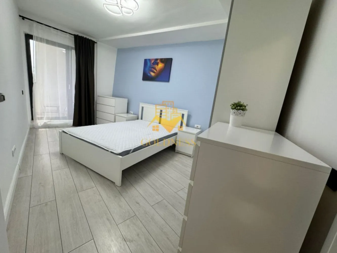 2 camere, modern, parcare Zorilor zona Frunzisului, LIDL, Golden Tulip - GOLDNESS Imobiliare vă propune spre închiriere un apartament cu 2 camere complet mobilat și utilat, la etajul 4 într-un imobil de 15 etaje, în Cartierul Zorilor.
Apartamentul este compartimentat astfel:
 - dormitor cu pat matrimonial, dressing, noptiere
 - living cu bucatarie open-space complet utilată, canapea extensibilă, loc de servit masa 
 - baie cu cabina de dus, calorifer port prosop și dulap pentru depozitare.
 - terasa de 10 mp.

Dispune de loc de parcare subterana!

Imobilul este dotat cu toate cele necesare- centrală proprie, mașină de spălat haine, frigider,aragaz,hotă, etc. 
Se află în apropierea stațiilor de transport în comun, magazine, restaurante, spații verzi, farmacii, etc. 

Dacă sunteți interesați de acest apartament și doriți să îl vizionați, dar și pentru alte oferte nu ezitați să ne contactați telefonic sau prin e-mail. Vă stăm la dispoziție!
Pentru intermediere se percepe un comision de 50% din prețul chiriei!