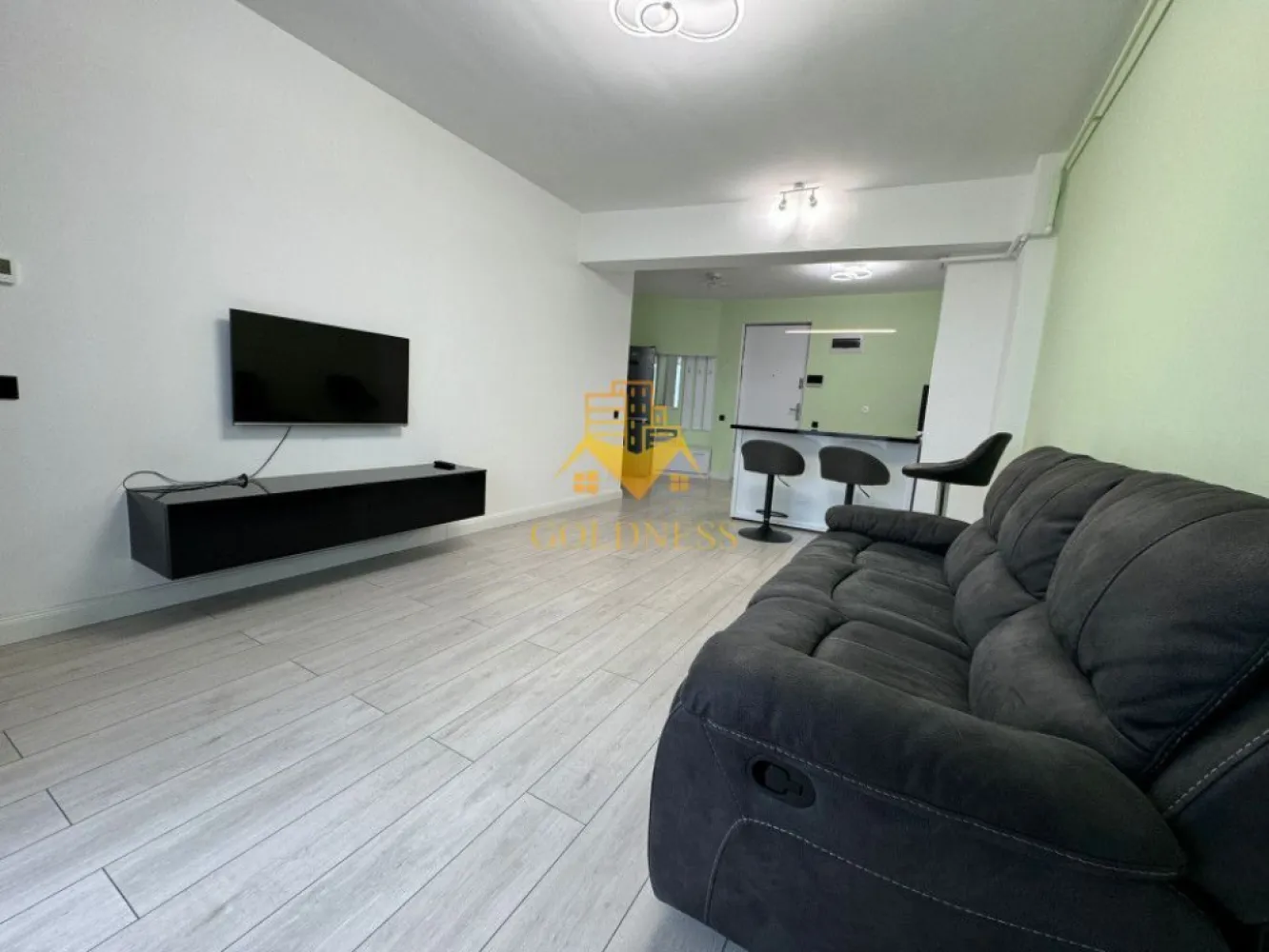 2 camere, modern, parcare Zorilor zona Frunzisului, LIDL, Golden Tulip - GOLDNESS Imobiliare vă propune spre închiriere un apartament cu 2 camere complet mobilat și utilat, la etajul 4 într-un imobil de 15 etaje, în Cartierul Zorilor.
Apartamentul este compartimentat astfel:
 - dormitor cu pat matrimonial, dressing, noptiere
 - living cu bucatarie open-space complet utilată, canapea extensibilă, loc de servit masa 
 - baie cu cabina de dus, calorifer port prosop și dulap pentru depozitare.
 - terasa de 10 mp.

Dispune de loc de parcare subterana!

Imobilul este dotat cu toate cele necesare- centrală proprie, mașină de spălat haine, frigider,aragaz,hotă, etc. 
Se află în apropierea stațiilor de transport în comun, magazine, restaurante, spații verzi, farmacii, etc. 

Dacă sunteți interesați de acest apartament și doriți să îl vizionați, dar și pentru alte oferte nu ezitați să ne contactați telefonic sau prin e-mail. Vă stăm la dispoziție!
Pentru intermediere se percepe un comision de 50% din prețul chiriei!
