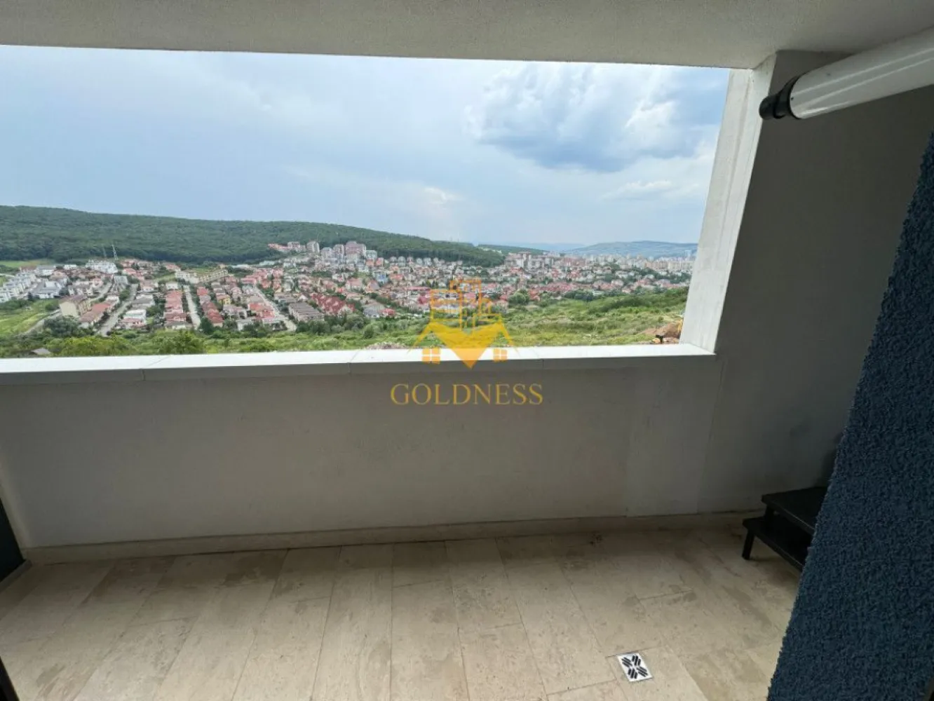 2 camere, modern, parcare Zorilor zona Frunzisului, LIDL, Golden Tulip - GOLDNESS Imobiliare vă propune spre închiriere un apartament cu 2 camere complet mobilat și utilat, la etajul 4 într-un imobil de 15 etaje, în Cartierul Zorilor.
Apartamentul este compartimentat astfel:
 - dormitor cu pat matrimonial, dressing, noptiere
 - living cu bucatarie open-space complet utilată, canapea extensibilă, loc de servit masa 
 - baie cu cabina de dus, calorifer port prosop și dulap pentru depozitare.
 - terasa de 10 mp.

Dispune de loc de parcare subterana!

Imobilul este dotat cu toate cele necesare- centrală proprie, mașină de spălat haine, frigider,aragaz,hotă, etc. 
Se află în apropierea stațiilor de transport în comun, magazine, restaurante, spații verzi, farmacii, etc. 

Dacă sunteți interesați de acest apartament și doriți să îl vizionați, dar și pentru alte oferte nu ezitați să ne contactați telefonic sau prin e-mail. Vă stăm la dispoziție!
Pentru intermediere se percepe un comision de 50% din prețul chiriei!