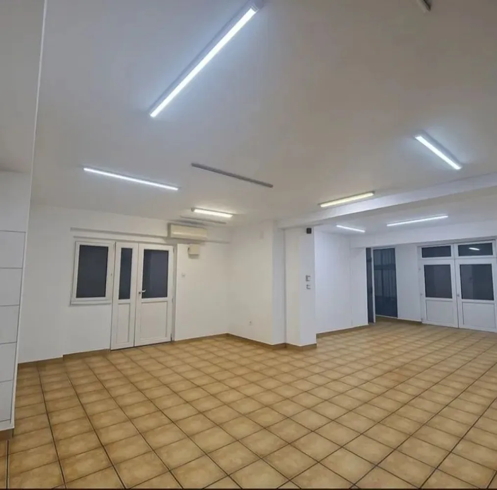 Spațiu comercial de închiriat - 60 mp - Bd. Constantin Brâncoveanu - Se oferă spre închiriere un spațiu comercial cu suprafața de 60 mp, situat în zona Bd. Constantin Brâncoveanu, într-o locație cu vizibilitate bună, în proximitatea zonelor de blocuri și vile.

Caracteristici:

Suprafață utilă: 60 mp

Grup sanitar propriu

Curent trifazic

Racordat la gaze naturale

Toate utilitățile disponibile

Contorizare separată

Aer condiționat

Spațiu potrivit pentru activități comerciale, birouri, servicii, cabinet, showroom sau alte activități profesionale

Amplasarea într-o zonă rezidențială bine dezvoltată oferă acces facil și un potențial bun pentru diverse tipuri de afaceri.

Pentru informații suplimentare și programarea unei vizionări, vă rog să mă contactați telefonic. 📞

1+1+50% DIN PRIMA CHIRIE (COMISION AGENTIE)

Alexximob Estate - tel. 0751454742