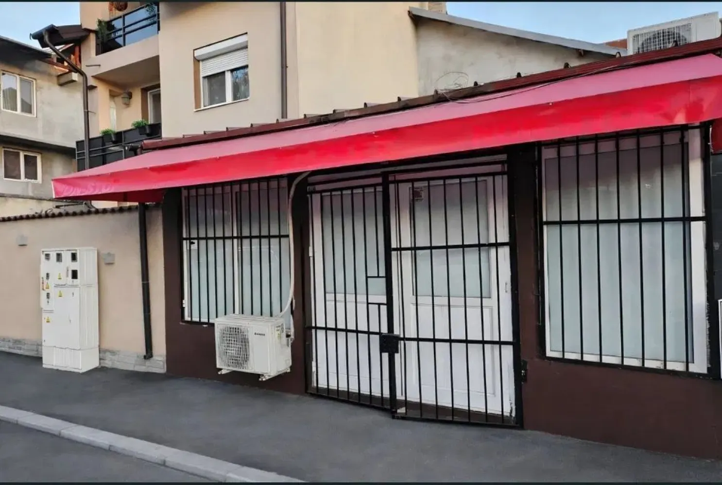 Spațiu comercial de închiriat - 60 mp - Bd. Constantin Brâncoveanu - Se oferă spre închiriere un spațiu comercial cu suprafața de 60 mp, situat în zona Bd. Constantin Brâncoveanu, într-o locație cu vizibilitate bună, în proximitatea zonelor de blocuri și vile.

Caracteristici:

Suprafață utilă: 60 mp

Grup sanitar propriu

Curent trifazic

Racordat la gaze naturale

Toate utilitățile disponibile

Contorizare separată

Aer condiționat

Spațiu potrivit pentru activități comerciale, birouri, servicii, cabinet, showroom sau alte activități profesionale

Amplasarea într-o zonă rezidențială bine dezvoltată oferă acces facil și un potențial bun pentru diverse tipuri de afaceri.

Pentru informații suplimentare și programarea unei vizionări, vă rog să mă contactați telefonic. 📞

1+1+50% DIN PRIMA CHIRIE (COMISION AGENTIE)

Alexximob Estate - tel. 0751454742