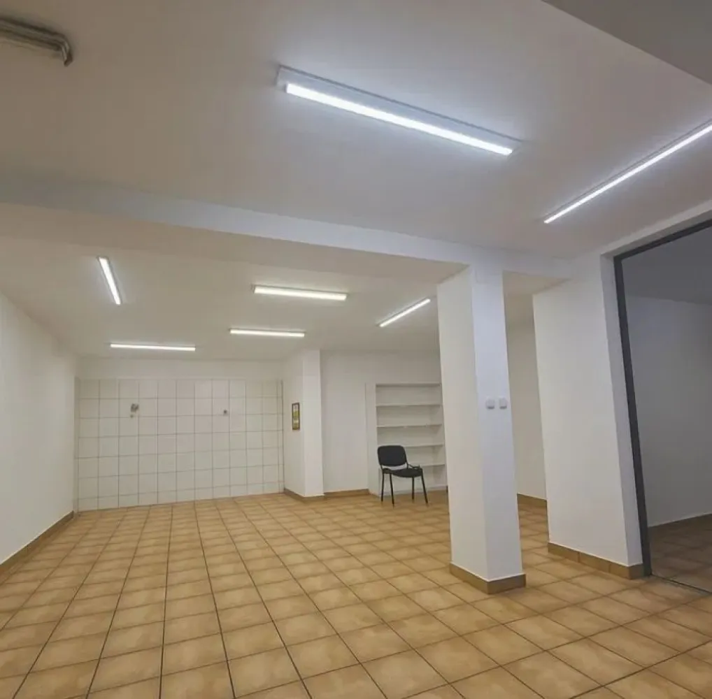 Spațiu comercial de închiriat - 60 mp - Bd. Constantin Brâncoveanu - Se oferă spre închiriere un spațiu comercial cu suprafața de 60 mp, situat în zona Bd. Constantin Brâncoveanu, într-o locație cu vizibilitate bună, în proximitatea zonelor de blocuri și vile.

Caracteristici:

Suprafață utilă: 60 mp

Grup sanitar propriu

Curent trifazic

Racordat la gaze naturale

Toate utilitățile disponibile

Contorizare separată

Aer condiționat

Spațiu potrivit pentru activități comerciale, birouri, servicii, cabinet, showroom sau alte activități profesionale

Amplasarea într-o zonă rezidențială bine dezvoltată oferă acces facil și un potențial bun pentru diverse tipuri de afaceri.

Pentru informații suplimentare și programarea unei vizionări, vă rog să mă contactați telefonic. 📞

1+1+50% DIN PRIMA CHIRIE (COMISION AGENTIE)

Alexximob Estate - tel. 0751454742