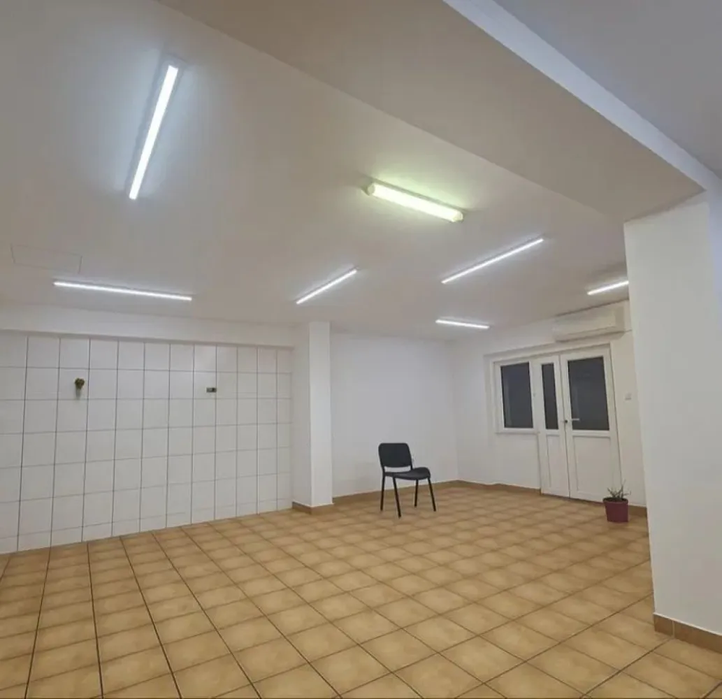 Spațiu comercial de închiriat - 60 mp - Bd. Constantin Brâncoveanu - Se oferă spre închiriere un spațiu comercial cu suprafața de 60 mp, situat în zona Bd. Constantin Brâncoveanu, într-o locație cu vizibilitate bună, în proximitatea zonelor de blocuri și vile.

Caracteristici:

Suprafață utilă: 60 mp

Grup sanitar propriu

Curent trifazic

Racordat la gaze naturale

Toate utilitățile disponibile

Contorizare separată

Aer condiționat

Spațiu potrivit pentru activități comerciale, birouri, servicii, cabinet, showroom sau alte activități profesionale

Amplasarea într-o zonă rezidențială bine dezvoltată oferă acces facil și un potențial bun pentru diverse tipuri de afaceri.

Pentru informații suplimentare și programarea unei vizionări, vă rog să mă contactați telefonic. 📞

1+1+50% DIN PRIMA CHIRIE (COMISION AGENTIE)

Alexximob Estate - tel. 0751454742