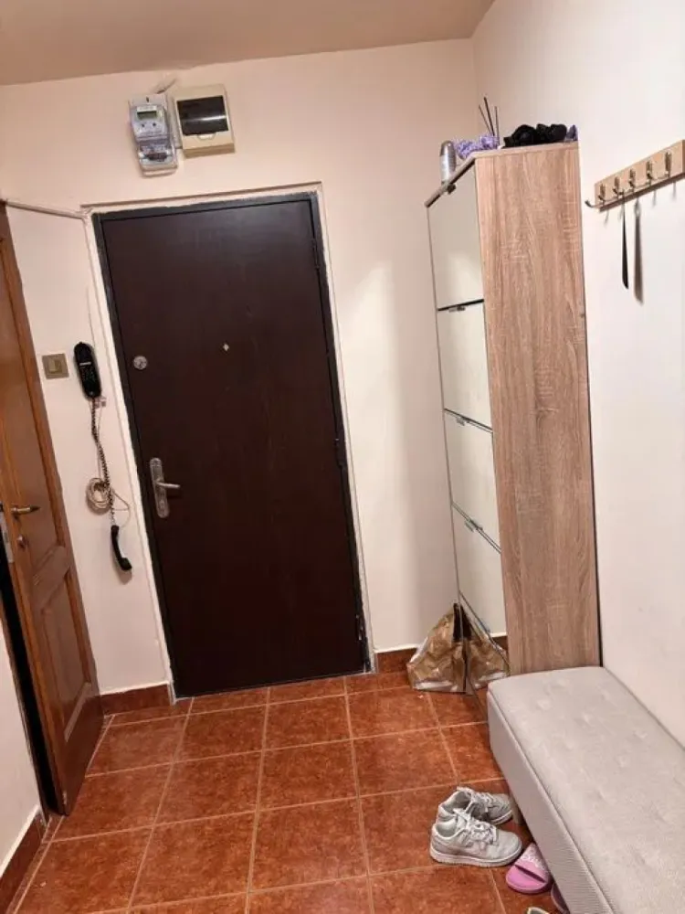 Apartament de Vanzare - 4 Camere - 81 mp - Zona PIATA PROGRESUL - Apartament 4 camere decomandat | Etaj 1 | Boxă 7 mp | Loc de parcare | Zonă verde

Vă propun spre vânzare un apartament spațios cu 4 camere, decomandat, situat la etajul 1 din 4 al unui bloc termoizolat, amplasat într-o zonă liniștită, cu multă verdeață și acces facil către toate punctele de interes.

Locuința are o suprafață utilă de 81 mp, la care se adaugă o boxă generoasă de 7 mp situată la subsol, ideală pentru depozitare.

Interiorul se remarcă prin finisaje de calitate, pardoselile din parchet masiv de stejar din living și dormitoare oferind confort și eleganță. Ușile interioare din lemn de stejar completează atmosfera caldă și asigură durabilitate în timp.

Un avantaj important îl reprezintă locul de parcare, care poate fi transferat noului proprietar.

Apartamentul este alegerea ideală pentru o familie cu copii, având în imediata apropiere creșă, grădiniță și școală. De asemenea, beneficiază de o poziționare excelentă, aproape de piață, stația de metrou și parc, oferind acces rapid la toate facilitățile necesare unui stil de viață confortabil.

Pentru detalii suplimentare și programarea unei vizionări, vă stau la dispoziție. 📞

Alexximob Estate - tel. 0751454742

comision 0%