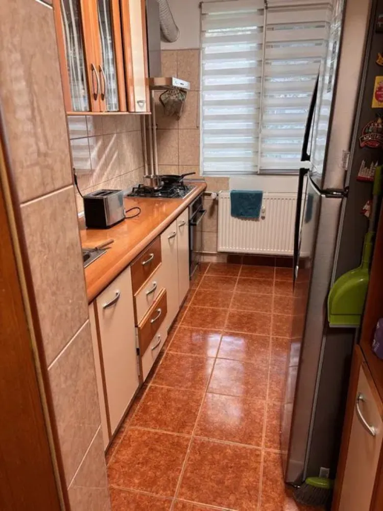Apartament de Vanzare - 4 Camere - 81 mp - Zona PIATA PROGRESUL - Apartament 4 camere decomandat | Etaj 1 | Boxă 7 mp | Loc de parcare | Zonă verde

Vă propun spre vânzare un apartament spațios cu 4 camere, decomandat, situat la etajul 1 din 4 al unui bloc termoizolat, amplasat într-o zonă liniștită, cu multă verdeață și acces facil către toate punctele de interes.

Locuința are o suprafață utilă de 81 mp, la care se adaugă o boxă generoasă de 7 mp situată la subsol, ideală pentru depozitare.

Interiorul se remarcă prin finisaje de calitate, pardoselile din parchet masiv de stejar din living și dormitoare oferind confort și eleganță. Ușile interioare din lemn de stejar completează atmosfera caldă și asigură durabilitate în timp.

Un avantaj important îl reprezintă locul de parcare, care poate fi transferat noului proprietar.

Apartamentul este alegerea ideală pentru o familie cu copii, având în imediata apropiere creșă, grădiniță și școală. De asemenea, beneficiază de o poziționare excelentă, aproape de piață, stația de metrou și parc, oferind acces rapid la toate facilitățile necesare unui stil de viață confortabil.

Pentru detalii suplimentare și programarea unei vizionări, vă stau la dispoziție. 📞

Alexximob Estate - tel. 0751454742

comision 0%
