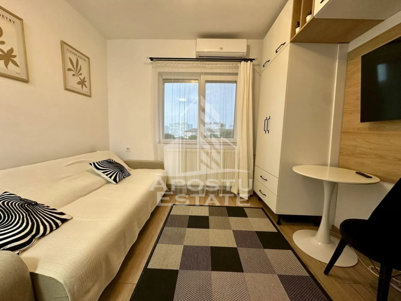 Garsoniera de inchiriat recent renovata, zona Sagului, Timisoara - Agentia imobiliara APOSTU ESTATE va propune spre inchiriere o garsoniera complet renovata de la 0, localizata in judetul Timis, Timisoara, zona Sagului. 
Garsoniera este situata la etajul 4 din 5 si are o suprafata de 13 mp utili.
Compartimentare:
- Dormitor cu zona de gatit
- Baie cu dus walk in
Confortul termic este realizat prin intermediul termoficarii.
Zona foarte linistita cu numeroase facilitati si puncte de interes precum: acces rapid si usor la mijloacele de transport in comun, mall-ul Shopping City la cateva minute distanta, piata si alte supermarket-uri in apropiere, farmacii, institutii de invatamant, restaurante, baruri, cafenele si multe altele.
Va asteptam cu drag la o vizionare chiar si astazi!
ID intern: CP3061136.