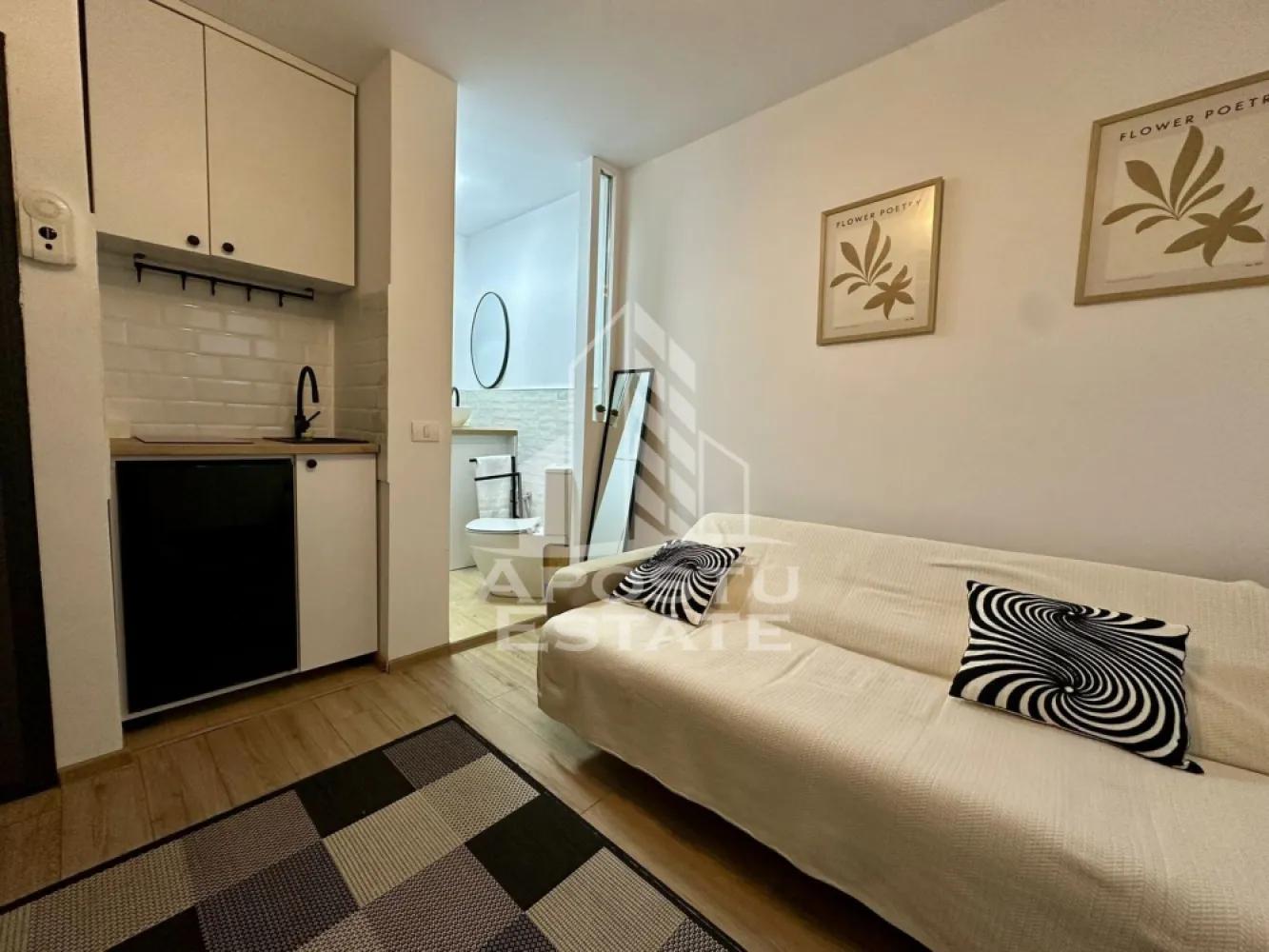 Garsoniera de inchiriat recent renovata, zona Sagului, Timisoara - Agentia imobiliara APOSTU ESTATE va propune spre inchiriere o garsoniera complet renovata de la 0, localizata in judetul Timis, Timisoara, zona Sagului. 
Garsoniera este situata la etajul 4 din 5 si are o suprafata de 13 mp utili.
Compartimentare:
- Dormitor cu zona de gatit
- Baie cu dus walk in
Confortul termic este realizat prin intermediul termoficarii.
Zona foarte linistita cu numeroase facilitati si puncte de interes precum: acces rapid si usor la mijloacele de transport in comun, mall-ul Shopping City la cateva minute distanta, piata si alte supermarket-uri in apropiere, farmacii, institutii de invatamant, restaurante, baruri, cafenele si multe altele.
Va asteptam cu drag la o vizionare chiar si astazi!
ID intern: CP3061136.
