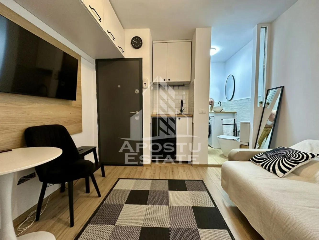 Garsoniera de inchiriat recent renovata, zona Sagului, Timisoara - Agentia imobiliara APOSTU ESTATE va propune spre inchiriere o garsoniera complet renovata de la 0, localizata in judetul Timis, Timisoara, zona Sagului. 
Garsoniera este situata la etajul 4 din 5 si are o suprafata de 13 mp utili.
Compartimentare:
- Dormitor cu zona de gatit
- Baie cu dus walk in
Confortul termic este realizat prin intermediul termoficarii.
Zona foarte linistita cu numeroase facilitati si puncte de interes precum: acces rapid si usor la mijloacele de transport in comun, mall-ul Shopping City la cateva minute distanta, piata si alte supermarket-uri in apropiere, farmacii, institutii de invatamant, restaurante, baruri, cafenele si multe altele.
Va asteptam cu drag la o vizionare chiar si astazi!
ID intern: CP3061136.