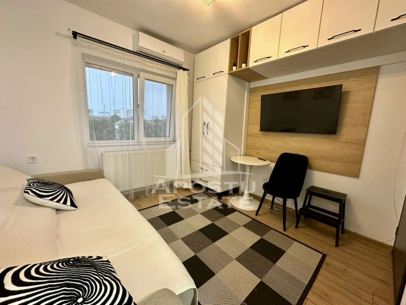 Garsoniera de inchiriat recent renovata, zona Sagului, Timisoara - Agentia imobiliara APOSTU ESTATE va propune spre inchiriere o garsoniera complet renovata de la 0, localizata in judetul Timis, Timisoara, zona Sagului. 
Garsoniera este situata la etajul 4 din 5 si are o suprafata de 13 mp utili.
Compartimentare:
- Dormitor cu zona de gatit
- Baie cu dus walk in
Confortul termic este realizat prin intermediul termoficarii.
Zona foarte linistita cu numeroase facilitati si puncte de interes precum: acces rapid si usor la mijloacele de transport in comun, mall-ul Shopping City la cateva minute distanta, piata si alte supermarket-uri in apropiere, farmacii, institutii de invatamant, restaurante, baruri, cafenele si multe altele.
Va asteptam cu drag la o vizionare chiar si astazi!
ID intern: CP3061136.