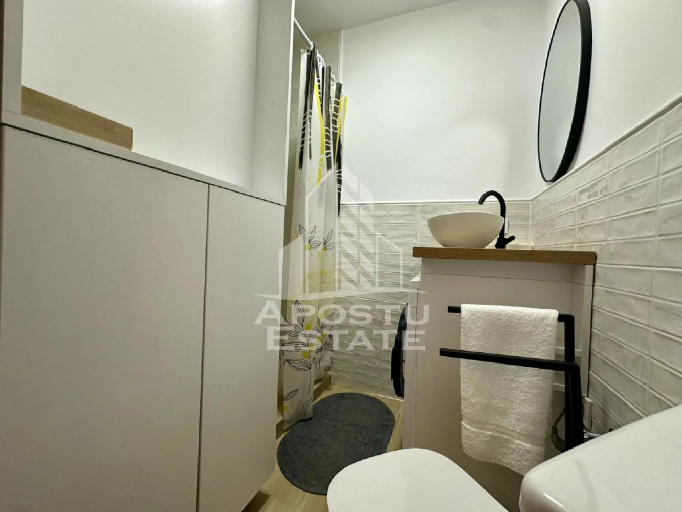 Garsoniera de inchiriat recent renovata, zona Sagului, Timisoara - Agentia imobiliara APOSTU ESTATE va propune spre inchiriere o garsoniera complet renovata de la 0, localizata in judetul Timis, Timisoara, zona Sagului. 
Garsoniera este situata la etajul 4 din 5 si are o suprafata de 13 mp utili.
Compartimentare:
- Dormitor cu zona de gatit
- Baie cu dus walk in
Confortul termic este realizat prin intermediul termoficarii.
Zona foarte linistita cu numeroase facilitati si puncte de interes precum: acces rapid si usor la mijloacele de transport in comun, mall-ul Shopping City la cateva minute distanta, piata si alte supermarket-uri in apropiere, farmacii, institutii de invatamant, restaurante, baruri, cafenele si multe altele.
Va asteptam cu drag la o vizionare chiar si astazi!
ID intern: CP3061136.