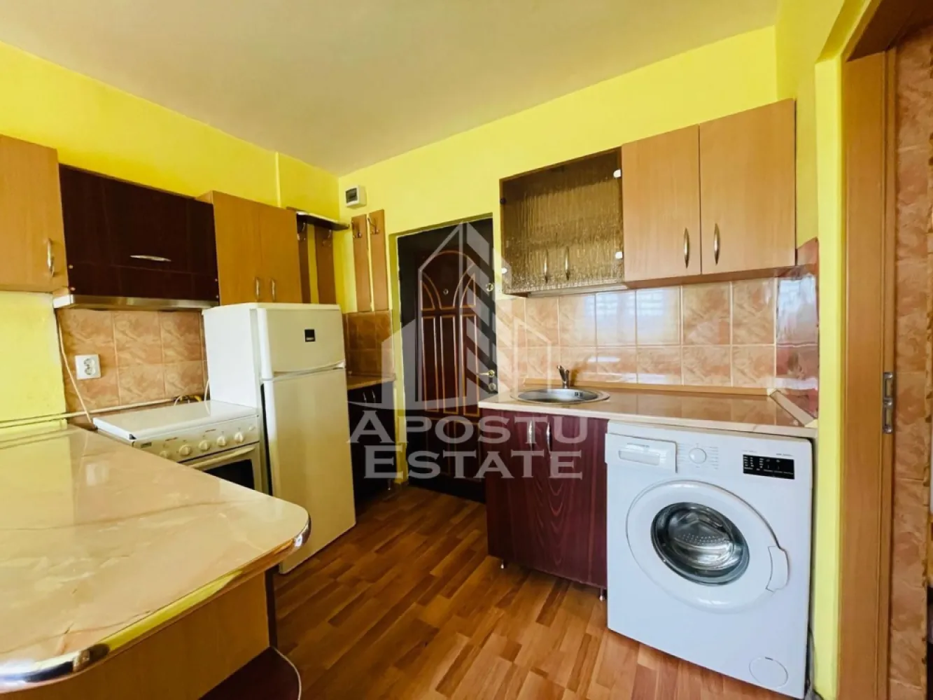 Apartament OCAZIE 2 camere/ INTIM( langa SPITALUL JUDETEAN) - Apostu Estate va propune spre închiriere apartament cu 2 camere, situat într-o zonă strategică și foarte căutată: cartierul Intim, chiar lângă Spitalul Județean.
Este locuința ideală pentru cei care își doresc să aibă totul la îndemână. Apartamentul este situat într-o zonă foarte liniștită, dar cu acces rapid către punctele de interes ale orașului.Avantajele locației:Imediat lângă Spitalul Județean (perfect pentru cadre medicale sau rezidenți).
Acces facil: Stații de transport în comun, taxi;
Facilități în proximitate: Supermarketuri, farmacii, bănci și unități de învățământ; Zonă verde și foarte bine cotată.
Detalii preț: 190 Euro / lună + garanție 250Euro

CP3080548
