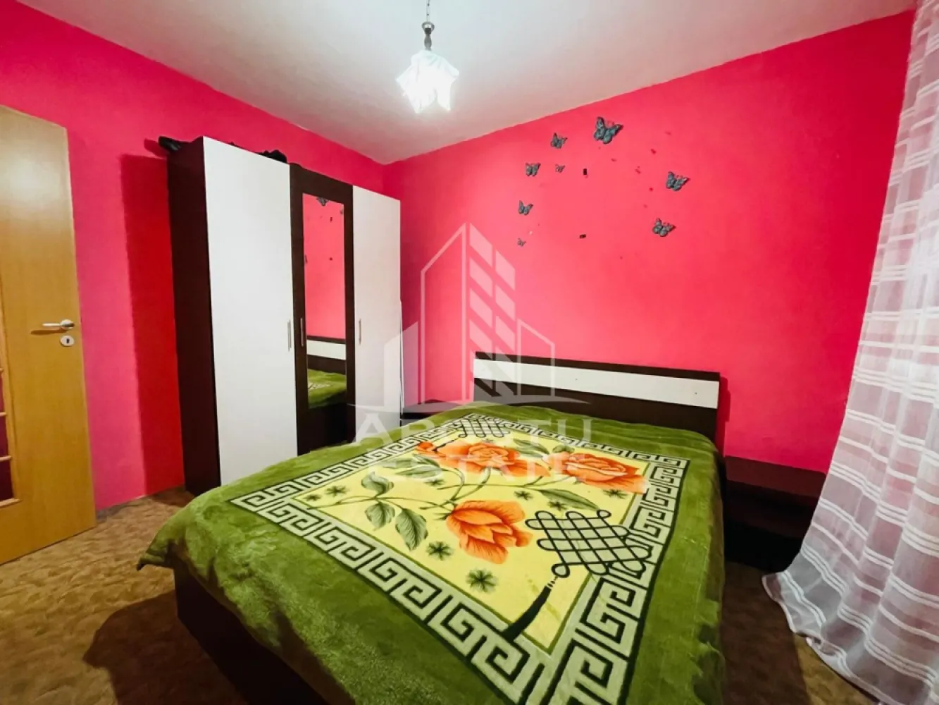 Apartament OCAZIE 2 camere/ INTIM( langa SPITALUL JUDETEAN) - Apostu Estate va propune spre închiriere apartament cu 2 camere, situat într-o zonă strategică și foarte căutată: cartierul Intim, chiar lângă Spitalul Județean.
Este locuința ideală pentru cei care își doresc să aibă totul la îndemână. Apartamentul este situat într-o zonă foarte liniștită, dar cu acces rapid către punctele de interes ale orașului.Avantajele locației:Imediat lângă Spitalul Județean (perfect pentru cadre medicale sau rezidenți).
Acces facil: Stații de transport în comun, taxi;
Facilități în proximitate: Supermarketuri, farmacii, bănci și unități de învățământ; Zonă verde și foarte bine cotată.
Detalii preț: 190 Euro / lună + garanție 250Euro

CP3080548