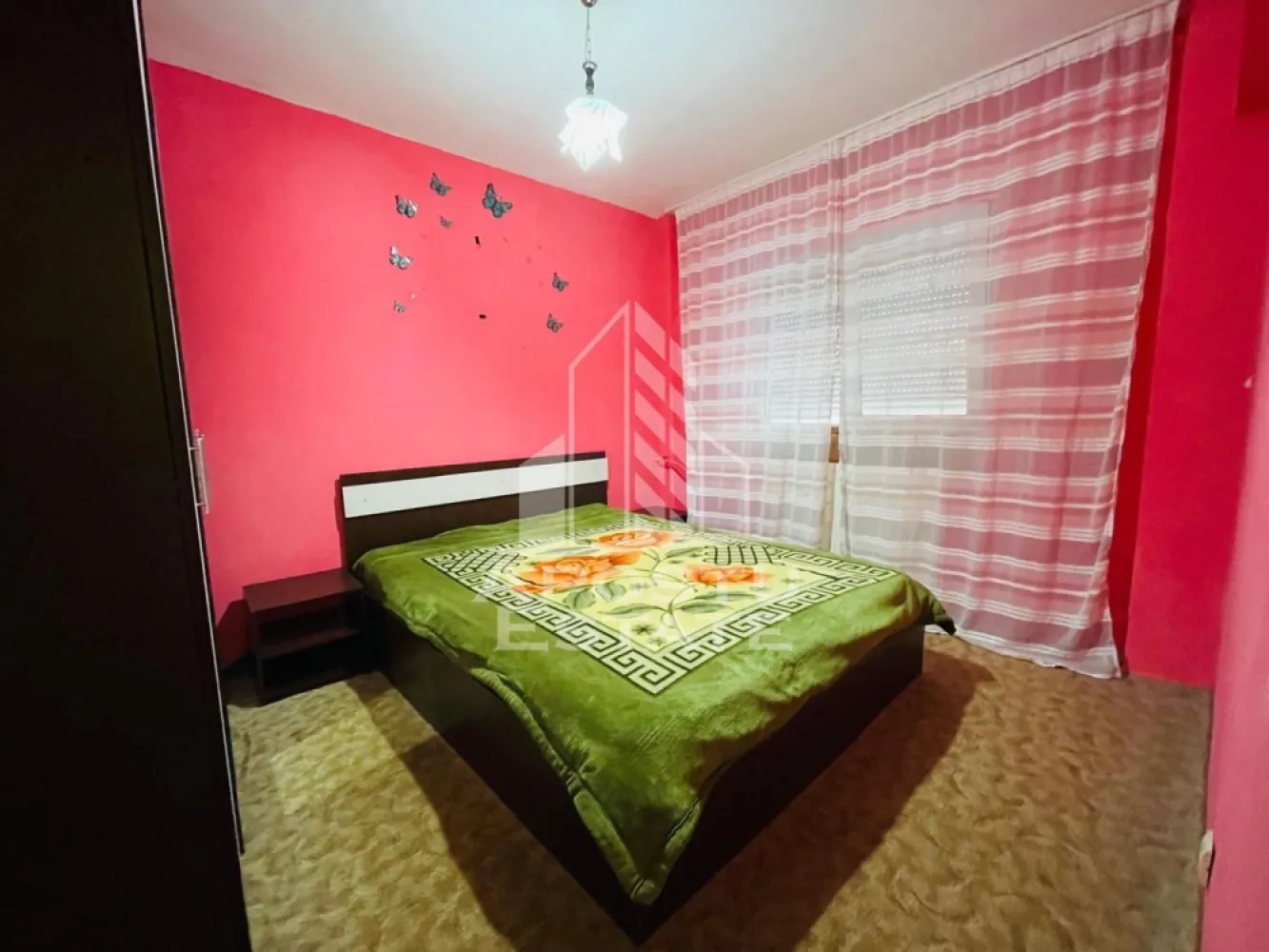 Apartament OCAZIE 2 camere/ INTIM( langa SPITALUL JUDETEAN) - Apostu Estate va propune spre închiriere apartament cu 2 camere, situat într-o zonă strategică și foarte căutată: cartierul Intim, chiar lângă Spitalul Județean.
Este locuința ideală pentru cei care își doresc să aibă totul la îndemână. Apartamentul este situat într-o zonă foarte liniștită, dar cu acces rapid către punctele de interes ale orașului.Avantajele locației:Imediat lângă Spitalul Județean (perfect pentru cadre medicale sau rezidenți).
Acces facil: Stații de transport în comun, taxi;
Facilități în proximitate: Supermarketuri, farmacii, bănci și unități de învățământ; Zonă verde și foarte bine cotată.
Detalii preț: 190 Euro / lună + garanție 250Euro

CP3080548