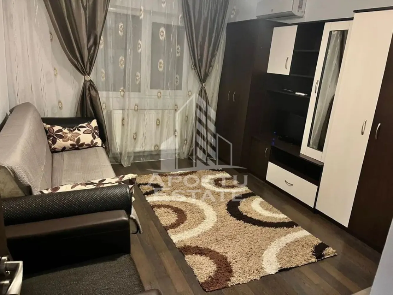 Apartament cu 1 camera, Timisoara, zona Complexul Studentesc - Agentia imobiliara APOSTU ESTATE va propune spre inchiriere un apartament cu 1 camera, spatios si luminos, situat in localitatea Timisoara, judetul Timis, zona Complexul Studentesc, potrivit pentru cupluri sau studenti care isi doresc o locuinta unde sa se simta confortabil si cu acces facil catre scoli, statii de autobuz, supermarketuri , magazine de zona, parcuri.

Suprafata utila: 34 mp.
Compartimentare eficienta:
-Hol de acces generos.
-Bucatarie mobilata si utilata.
-Camera principala cu canapea extensibila si TV. ( TV ul din poze a fost inlocuit cu altul ma
-Baie spatioasa cu cabina de dus.

Confort si facilitati:
-Incalzirea apartamentului: Colterm, incalzirea fiind realizata prin calorifere.
-Apartamentul este complet mobilat si utilat.
-Nu se accepta animale de companie de catre proprietar.

Localizare:
-Timis, Timisoara, Complexul Studentesc – acces facil spre Baza sportiva nr 2, supermarketul Lidl, UVT, club Heaven si mijloace de transport in comun.

Ideal pentru:
-Cupluri
-Studenti

Disponibilitate: 28 februarie.
Pret chirie lunara: 300 euro.
Programeaza o vizionare pentru a-ti putea imagina viitorul aici!
ID intern :CP2932978