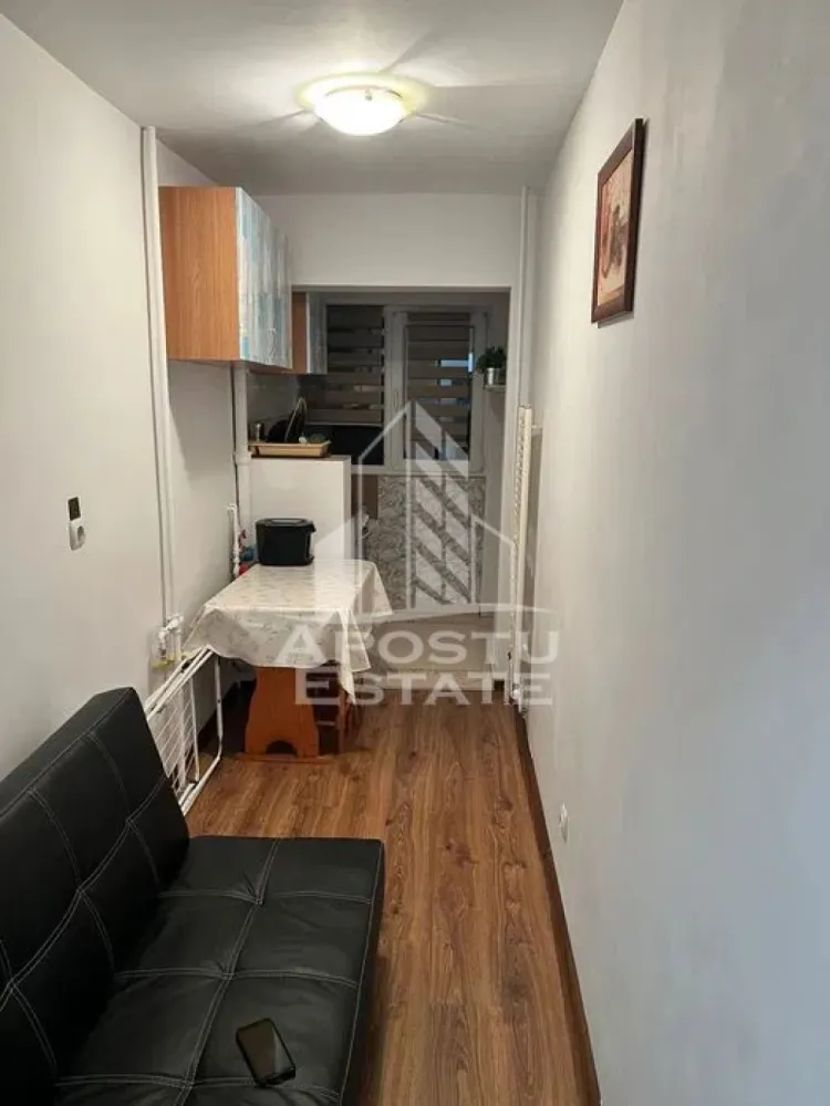 Apartament cu 1 camera, Timisoara, zona Complexul Studentesc - Agentia imobiliara APOSTU ESTATE va propune spre inchiriere un apartament cu 1 camera, spatios si luminos, situat in localitatea Timisoara, judetul Timis, zona Complexul Studentesc, potrivit pentru cupluri sau studenti care isi doresc o locuinta unde sa se simta confortabil si cu acces facil catre scoli, statii de autobuz, supermarketuri , magazine de zona, parcuri.

Suprafata utila: 34 mp.
Compartimentare eficienta:
-Hol de acces generos.
-Bucatarie mobilata si utilata.
-Camera principala cu canapea extensibila si TV. ( TV ul din poze a fost inlocuit cu altul ma
-Baie spatioasa cu cabina de dus.

Confort si facilitati:
-Incalzirea apartamentului: Colterm, incalzirea fiind realizata prin calorifere.
-Apartamentul este complet mobilat si utilat.
-Nu se accepta animale de companie de catre proprietar.

Localizare:
-Timis, Timisoara, Complexul Studentesc – acces facil spre Baza sportiva nr 2, supermarketul Lidl, UVT, club Heaven si mijloace de transport in comun.

Ideal pentru:
-Cupluri
-Studenti

Disponibilitate: 28 februarie.
Pret chirie lunara: 300 euro.
Programeaza o vizionare pentru a-ti putea imagina viitorul aici!
ID intern :CP2932978