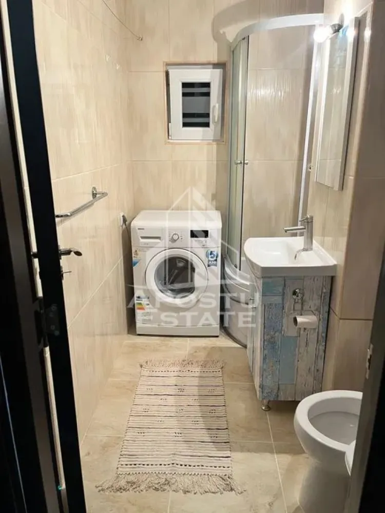 Apartament cu 1 camera, Timisoara, zona Complexul Studentesc - Agentia imobiliara APOSTU ESTATE va propune spre inchiriere un apartament cu 1 camera, spatios si luminos, situat in localitatea Timisoara, judetul Timis, zona Complexul Studentesc, potrivit pentru cupluri sau studenti care isi doresc o locuinta unde sa se simta confortabil si cu acces facil catre scoli, statii de autobuz, supermarketuri , magazine de zona, parcuri.

Suprafata utila: 34 mp.
Compartimentare eficienta:
-Hol de acces generos.
-Bucatarie mobilata si utilata.
-Camera principala cu canapea extensibila si TV. ( TV ul din poze a fost inlocuit cu altul ma
-Baie spatioasa cu cabina de dus.

Confort si facilitati:
-Incalzirea apartamentului: Colterm, incalzirea fiind realizata prin calorifere.
-Apartamentul este complet mobilat si utilat.
-Nu se accepta animale de companie de catre proprietar.

Localizare:
-Timis, Timisoara, Complexul Studentesc – acces facil spre Baza sportiva nr 2, supermarketul Lidl, UVT, club Heaven si mijloace de transport in comun.

Ideal pentru:
-Cupluri
-Studenti

Disponibilitate: 28 februarie.
Pret chirie lunara: 300 euro.
Programeaza o vizionare pentru a-ti putea imagina viitorul aici!
ID intern :CP2932978