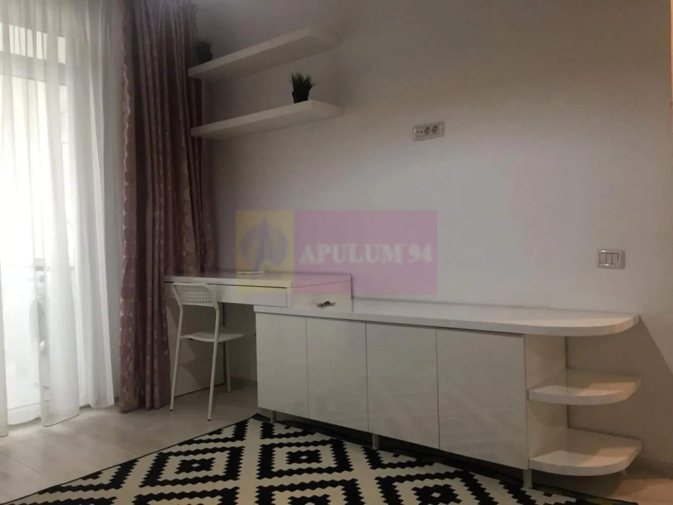 Apartament 2 camere Viva Residence, mobilat complet, aproape de metrou - Disponibil de la 1 August 2026.
Apartament 2 camere semidecomandat, 48 mp, etaj 5/9 cu lift, în Viva Residence, sector 4, Drumul Binelui. La 5 min de metrou Aparatorii Patriei, aproape de Sun Plaza și Grand Arena.

Dotări:

-Bucătărie separată: frigider, aragaz, hotă, cuptor
-Mașină de spălat rufe
-2 aparate AC (în ambele camere)
-TV, internet , interfon
-Centrală proprie, apometre
-Geamuri termopan, parchet, gresie, faianță
-Baie cu cadă

Detalii:
- Pet friendly ( se achita 2 luni garantie )
- Loc parcare: 50 €/lună (opțional)
- Contract minim 12 luni
Preț: 450 €/lună
Garanție: 2 luni chirie (1 lună garantie se poate plati in 2 transe )
Avans: 1 lună chirie
Onorariu Agentie 0

Sună pentru vizionare!
