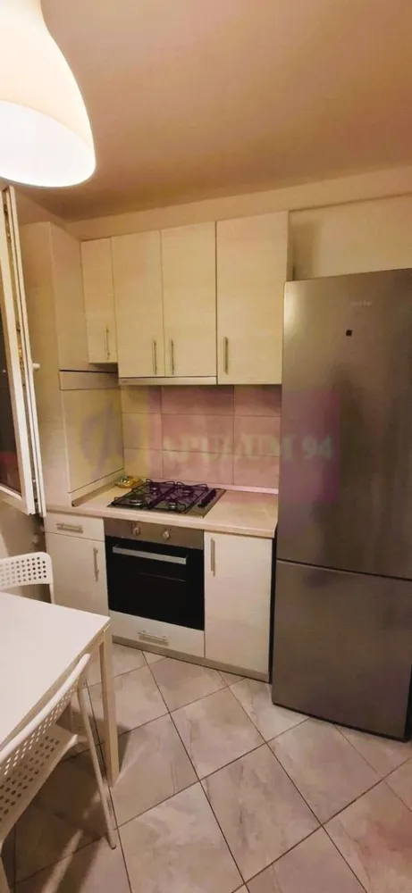 Apartament 2 camere Viva Residence, mobilat complet, aproape de metrou - Disponibil de la 1 August 2026.
Apartament 2 camere semidecomandat, 48 mp, etaj 5/9 cu lift, în Viva Residence, sector 4, Drumul Binelui. La 5 min de metrou Aparatorii Patriei, aproape de Sun Plaza și Grand Arena.

Dotări:

-Bucătărie separată: frigider, aragaz, hotă, cuptor
-Mașină de spălat rufe
-2 aparate AC (în ambele camere)
-TV, internet , interfon
-Centrală proprie, apometre
-Geamuri termopan, parchet, gresie, faianță
-Baie cu cadă

Detalii:
- Pet friendly ( se achita 2 luni garantie )
- Loc parcare: 50 €/lună (opțional)
- Contract minim 12 luni
Preț: 450 €/lună
Garanție: 2 luni chirie (1 lună garantie se poate plati in 2 transe )
Avans: 1 lună chirie
Onorariu Agentie 0

Sună pentru vizionare!