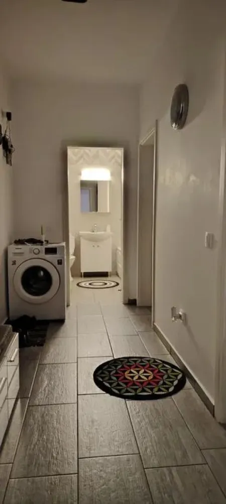 Apartament de Vanzare - 2 camere 51 mp - gradina + loc parcare - Vă prezentăm spre vânzare un apartament modern cu 2 camere, decomandat, situat la parterul unui imobil cu 8 etaje, finalizat în anul 2019, pe Strada Biruinței, în Popești-Leordeni.

Cu o suprafață utilă de 51 mp, locuința este eficient compartimentată și se remarcă printr-un avantaj rar întâlnit: o grădină proprie de 27 mp, perfectă pentru momente de relaxare, activități în aer liber sau amenajarea unui spațiu verde personal.

Apartamentul se vinde complet mobilat și utilat, fiind pregătit pentru mutare imediată, fără investiții suplimentare.

În plus, proprietatea beneficiază de loc de parcare amplasat chiar în fața grădinii și la intrarea în bloc, oferind un plus de confort și accesibilitate.

📍 Amplasarea este una excelentă, într-o zonă liniștită și bine dezvoltată, cu supermarketuri, creșă și grădiniță în apropiere. Stația de metrou Berceni se află la aproximativ 15 minute de mers pe jos, asigurând acces rapid către București.

Detalii principale:

2 camere decomandate

Suprafață utilă: 51 mp

Grădină proprie: 27 mp

P/8 

Bloc finalizat în 2019
Complet mobilat și utilat
Loc de parcare inclus

💰 Preț: 116.000 €

O proprietate ideală pentru cei care își doresc confortul unui apartament modern, completat de avantajele unei grădini private și ale unei locații foarte bine conectate. Pentru detalii și vizionări, vă stăm la dispoziție.

Alexximob Estate - tel. 0751454742

comision 1000 e.