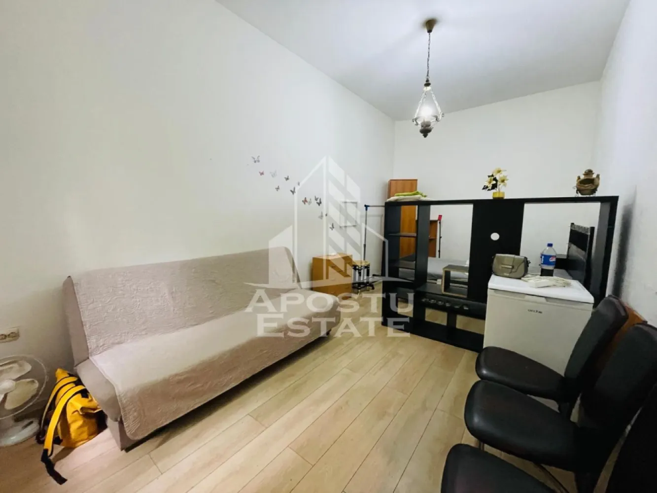 Aparatament 1 camera la casa/ central/ 42mp - Apostu Estate va propune spre inchiriere un apartament cu o cameră, situat la casă, într-o zonă ultracentrală excelentă (M. Eminescu), la doar 100 de metri de Teatru.

IMPORTANT!!! Se accepta cu animale de companie si fumatori!!!

Avantaje principale: Nu ai nevoie de mașină, toate punctele de interes fiind la câteva minute de mers pe jos.
Spațiu exterior: Proprietatea dispune de o curte comună.
Starea imobilului: Locuința mai necesită mici renovări. Proprietarii sunt complet deschiși și dispuși să investească financiar în amenajare pentru a asigura tot confortul viitorului chiriaș.
Dispune si de o camera la subsol cu aceasi suprafata pentru depozitare.
Pentru detalii suplimentare, preț și vizionări, vă rog să mă contactați în privat sau la numărul de telefon.
CP3137875