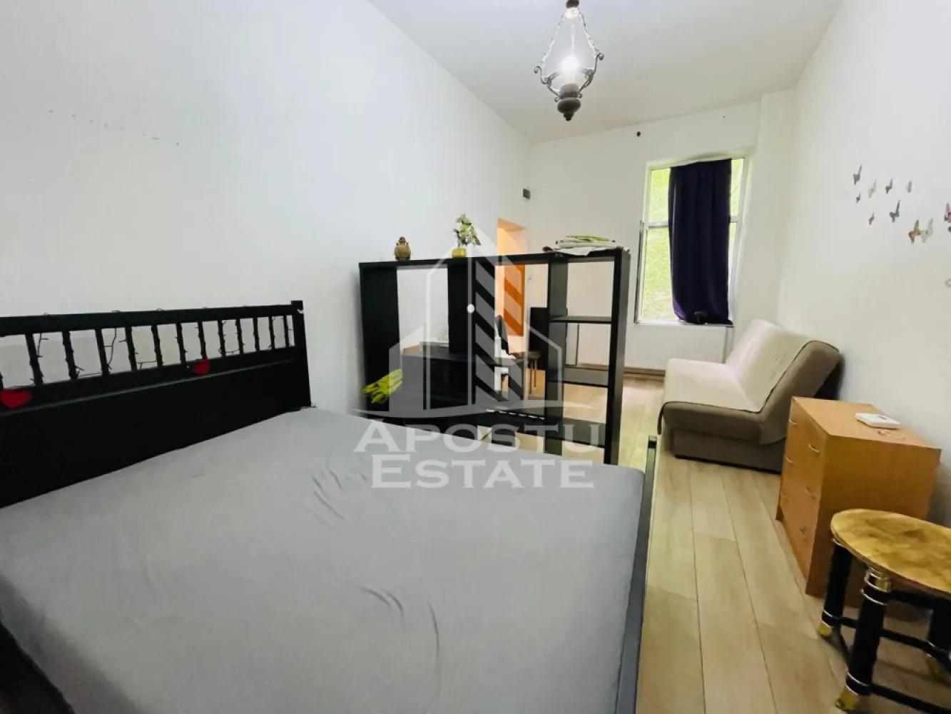 Aparatament 1 camera la casa/ central/ 42mp - Apostu Estate va propune spre inchiriere un apartament cu o cameră, situat la casă, într-o zonă ultracentrală excelentă (M. Eminescu), la doar 100 de metri de Teatru.

IMPORTANT!!! Se accepta cu animale de companie si fumatori!!!

Avantaje principale: Nu ai nevoie de mașină, toate punctele de interes fiind la câteva minute de mers pe jos.
Spațiu exterior: Proprietatea dispune de o curte comună.
Starea imobilului: Locuința mai necesită mici renovări. Proprietarii sunt complet deschiși și dispuși să investească financiar în amenajare pentru a asigura tot confortul viitorului chiriaș.
Dispune si de o camera la subsol cu aceasi suprafata pentru depozitare.
Pentru detalii suplimentare, preț și vizionări, vă rog să mă contactați în privat sau la numărul de telefon.
CP3137875