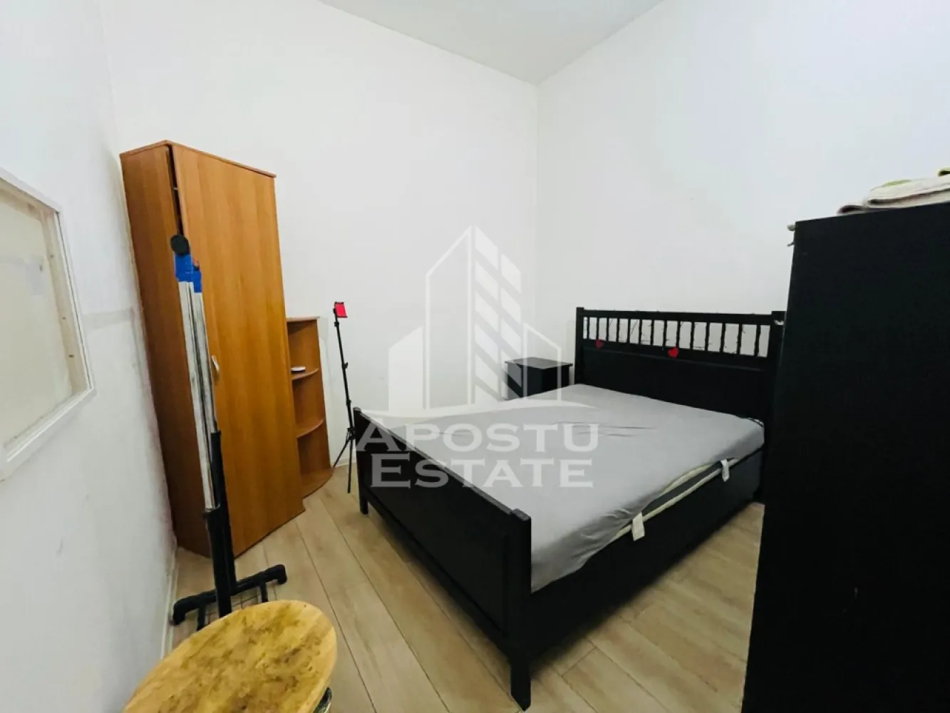 Aparatament 1 camera la casa/ central/ 42mp - Apostu Estate va propune spre inchiriere un apartament cu o cameră, situat la casă, într-o zonă ultracentrală excelentă (M. Eminescu), la doar 100 de metri de Teatru.

IMPORTANT!!! Se accepta cu animale de companie si fumatori!!!

Avantaje principale: Nu ai nevoie de mașină, toate punctele de interes fiind la câteva minute de mers pe jos.
Spațiu exterior: Proprietatea dispune de o curte comună.
Starea imobilului: Locuința mai necesită mici renovări. Proprietarii sunt complet deschiși și dispuși să investească financiar în amenajare pentru a asigura tot confortul viitorului chiriaș.
Dispune si de o camera la subsol cu aceasi suprafata pentru depozitare.
Pentru detalii suplimentare, preț și vizionări, vă rog să mă contactați în privat sau la numărul de telefon.
CP3137875