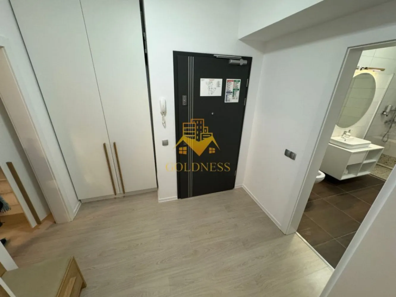 2 camere,parcare, bloc nou, terasa,Manastur, West City, Calea Floresti - GOLDNESS Imobiliare vă propune spre închiriere un apartament cu o camera complet mobilat și utilat, la etajul 2 într-un imobil de 28 etaje, în cartierul Manastur. Apartamentul este compartimentat astfel:
 - living cu bucatarie open-space complet utilată, canapea extensibla, loc de servit masa, pat matrimonial
 - baie cu cabina de dus calorifer port prosop inox și dulap pentru depozitare.
 - terasa de 7 mp.
 
Imobilul este dotat cu toate cele necesare- centrală proprie, mașină de spălat haine, frigider, plită electrică, hotă, etc. 
Se află în apropierea stațiilor de transport în comun, magazine, restaurante, spații verzi, farmacii, etc. 
Dispune de parcare subterana !

Dacă sunteți interesați de acest apartament și doriți să îl vizionați, dar și pentru alte oferte sau detalii nu ezitați să ne contactați telefonic sau prin e-mail - goldnessimobiliare@gmail.com. Vă stăm la dispoziție!
Pentru intermediere se percepe un comision de 50% din prețul chiriei!