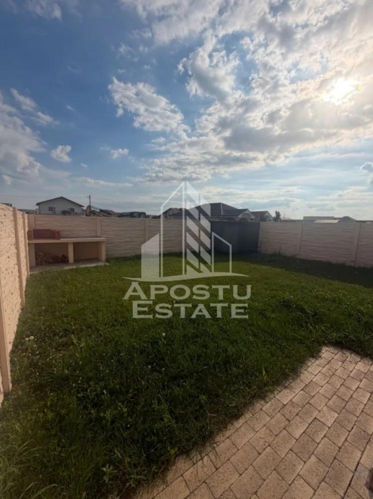 Casă individuală, de închiriat , curte proprie , Dumbravita - APOSTU ESTATE vă propune spre închiriere casa individuala spatioasa și eleganta, cu 5 camere, situat într-o zonă Linistita din Dumbravita, ideal pentru familii sau persoane care doresc un spațiu generos și confortabil.
Suprafață utilă: 125 mp
Suprafata teren 330 mp
Compartimentare eficientă:
Parter: 
Hol de acces 
Bucătărie complet mobilată și utilată, cu loc de luat masa
Living luminos și spațios
Dormitor matrimonial mobilat cu baie proprie cu cada si geam pentru ventilatie naturala
Cameră secundara mobilata
A doua baie cu cabina de dus si geam pentru ventilatie naturala
Etaj : 
1 dormitor mobilat cu pat matrimonial 
1 dormitor mobilat cu canapea
În viitor se va mai face o baie de serviciu și un dressing 
Confort și facilități:
Centrală termică proprie pe gaz
Aer condiționat
Loc de parcare inclus în preț
Casa este complet mobilata și utilata
Localizare: Dumbravita
Ideal pentru:
Familii
Cupluri
Profesioniști care lucrează remote sau au nevoie de birou acasă
Preț chirie:900 euro 
Programează o vizionare!
ID intern: CP2703879