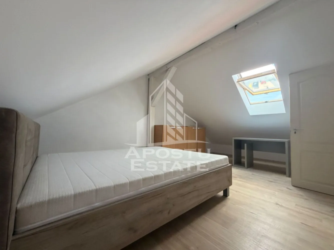 Casă individuală, de închiriat , curte proprie , Dumbravita - APOSTU ESTATE vă propune spre închiriere casa individuala spatioasa și eleganta, cu 5 camere, situat într-o zonă Linistita din Dumbravita, ideal pentru familii sau persoane care doresc un spațiu generos și confortabil.
Suprafață utilă: 125 mp
Suprafata teren 330 mp
Compartimentare eficientă:
Parter: 
Hol de acces 
Bucătărie complet mobilată și utilată, cu loc de luat masa
Living luminos și spațios
Dormitor matrimonial mobilat cu baie proprie cu cada si geam pentru ventilatie naturala
Cameră secundara mobilata
A doua baie cu cabina de dus si geam pentru ventilatie naturala
Etaj : 
1 dormitor mobilat cu pat matrimonial 
1 dormitor mobilat cu canapea
În viitor se va mai face o baie de serviciu și un dressing 
Confort și facilități:
Centrală termică proprie pe gaz
Aer condiționat
Loc de parcare inclus în preț
Casa este complet mobilata și utilata
Localizare: Dumbravita
Ideal pentru:
Familii
Cupluri
Profesioniști care lucrează remote sau au nevoie de birou acasă
Preț chirie:900 euro 
Programează o vizionare!
ID intern: CP2703879
