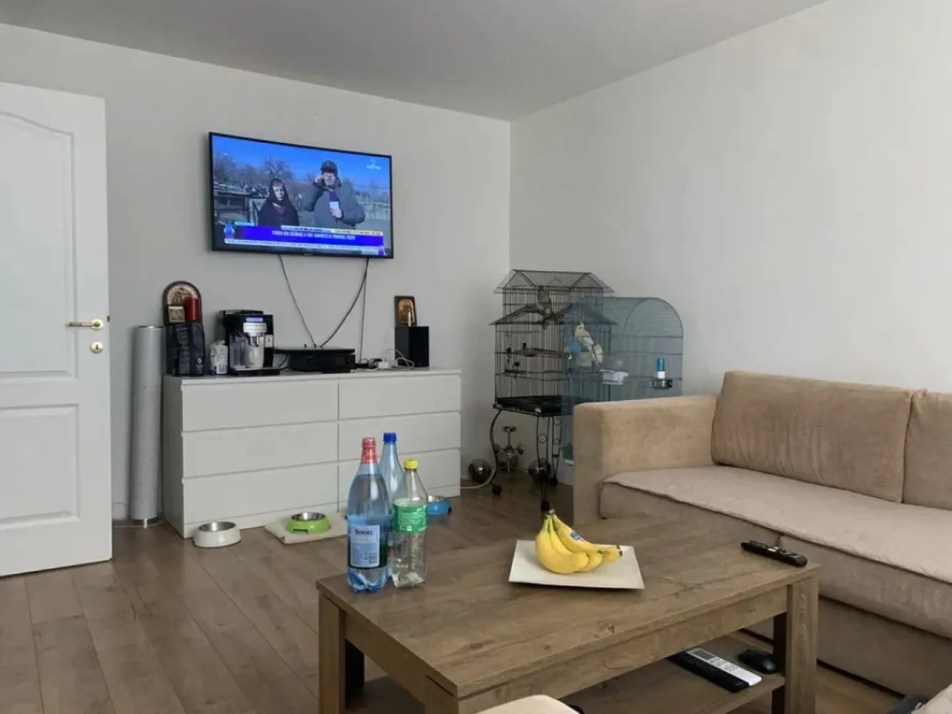 Garsoniera de Vanzare - 33 mp - Zona Brancoveanu - Descoperă o garsonieră primitoare, situată in zona Bran într-una dintre cele mai liniștite și verzi zone ale Sectorului 4. Renovată integral în anul 2025, proprietatea oferă un spațiu modern, luminos și pregătit pentru a deveni imediat „acasă”.

Amplasarea este un real avantaj, având acces rapid către Spitalul Clinic de Urgență pentru Copii Marie Curie (Budimex), mijloace de transport în comun, centre comerciale, farmacii, școli și alte facilități necesare vieții de zi cu zi.

Zona este apreciată pentru atmosfera sa liniștită, aleile umbrite și numeroasele spații verzi, oferind un cadru plăcut atât pentru rezidenți, cât și pentru cei care caută o investiție cu potențial bun de închiriere.

Puncte forte:

✔ Renovare completă realizată în 2025

✔ Zonă verde, aerisită și ferită de agitația marilor bulevarde
✔ Aproape de Spitalul Marie Curie (Budimex)
✔ Acces facil către transport public și centre comerciale
✔ Potrivită atât pentru locuință proprie, cât și pentru investiție

- posibilitate loc parcare ADP

Dacă îți dorești o proprietate bine poziționată, într-o zonă cu acces rapid către toate facilitățile importante, această garsonieră poate fi alegerea potrivită. Pentru mai multe informații și programarea unei vizionări, vă stau la dispoziție. 📞

ALEXXIMOB ESTATE - TEL. 0751454742

COMISION: 650 E