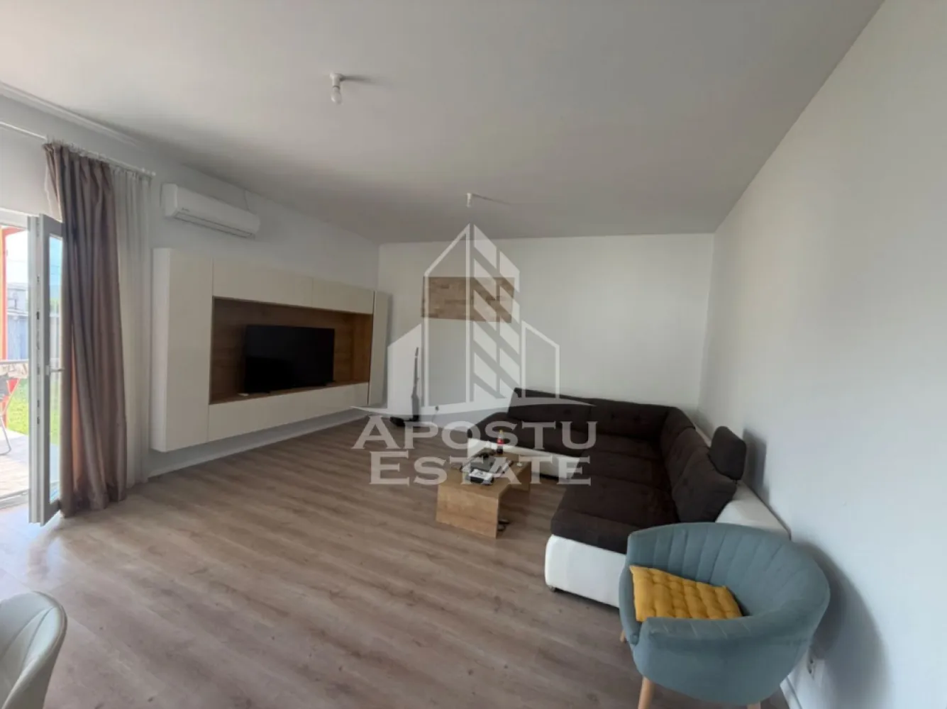 Casă individuală, de închiriat , curte proprie , Dumbravita - APOSTU ESTATE vă propune spre închiriere casa individuala spatioasa și eleganta, cu 5 camere, situat într-o zonă Linistita din Dumbravita, ideal pentru familii sau persoane care doresc un spațiu generos și confortabil.
Suprafață utilă: 125 mp
Suprafata teren 330 mp
Compartimentare eficientă:
Parter: 
Hol de acces 
Bucătărie complet mobilată și utilată, cu loc de luat masa
Living luminos și spațios
Dormitor matrimonial mobilat cu baie proprie cu cada si geam pentru ventilatie naturala
Cameră secundara mobilata
A doua baie cu cabina de dus si geam pentru ventilatie naturala
Etaj : 
1 dormitor mobilat cu pat matrimonial 
1 dormitor mobilat cu canapea
În viitor se va mai face o baie de serviciu și un dressing 
Confort și facilități:
Centrală termică proprie pe gaz
Aer condiționat
Loc de parcare inclus în preț
Casa este complet mobilata și utilata
Localizare: Dumbravita
Ideal pentru:
Familii
Cupluri
Profesioniști care lucrează remote sau au nevoie de birou acasă
Preț chirie:900 euro 
Programează o vizionare!
ID intern: CP2703879