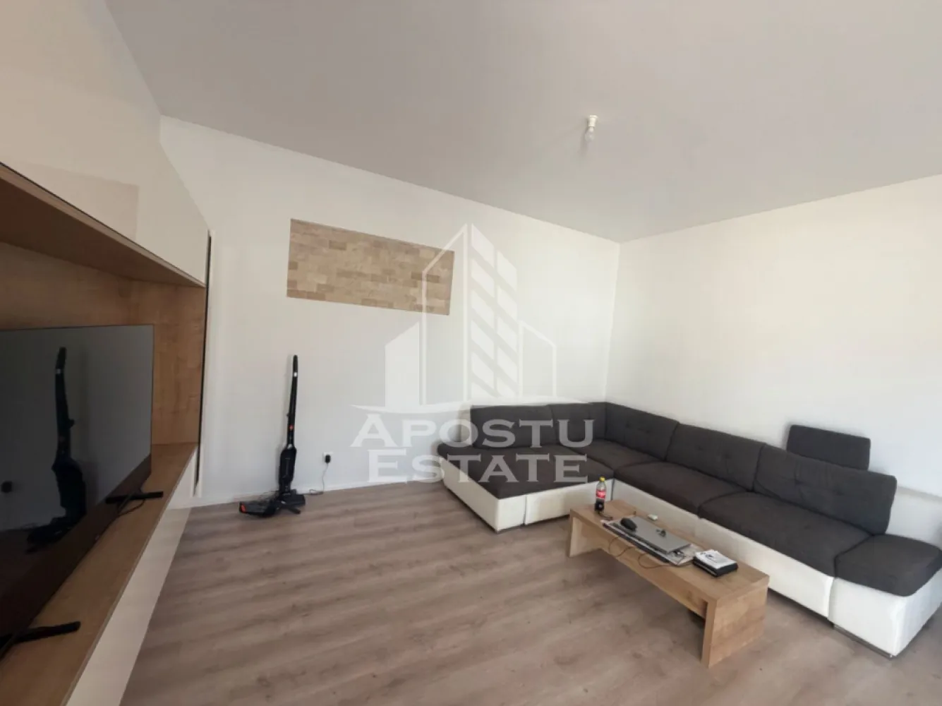 Casă individuală, de închiriat , curte proprie , Dumbravita - APOSTU ESTATE vă propune spre închiriere casa individuala spatioasa și eleganta, cu 5 camere, situat într-o zonă Linistita din Dumbravita, ideal pentru familii sau persoane care doresc un spațiu generos și confortabil.
Suprafață utilă: 125 mp
Suprafata teren 330 mp
Compartimentare eficientă:
Parter: 
Hol de acces 
Bucătărie complet mobilată și utilată, cu loc de luat masa
Living luminos și spațios
Dormitor matrimonial mobilat cu baie proprie cu cada si geam pentru ventilatie naturala
Cameră secundara mobilata
A doua baie cu cabina de dus si geam pentru ventilatie naturala
Etaj : 
1 dormitor mobilat cu pat matrimonial 
1 dormitor mobilat cu canapea
În viitor se va mai face o baie de serviciu și un dressing 
Confort și facilități:
Centrală termică proprie pe gaz
Aer condiționat
Loc de parcare inclus în preț
Casa este complet mobilata și utilata
Localizare: Dumbravita
Ideal pentru:
Familii
Cupluri
Profesioniști care lucrează remote sau au nevoie de birou acasă
Preț chirie:900 euro 
Programează o vizionare!
ID intern: CP2703879