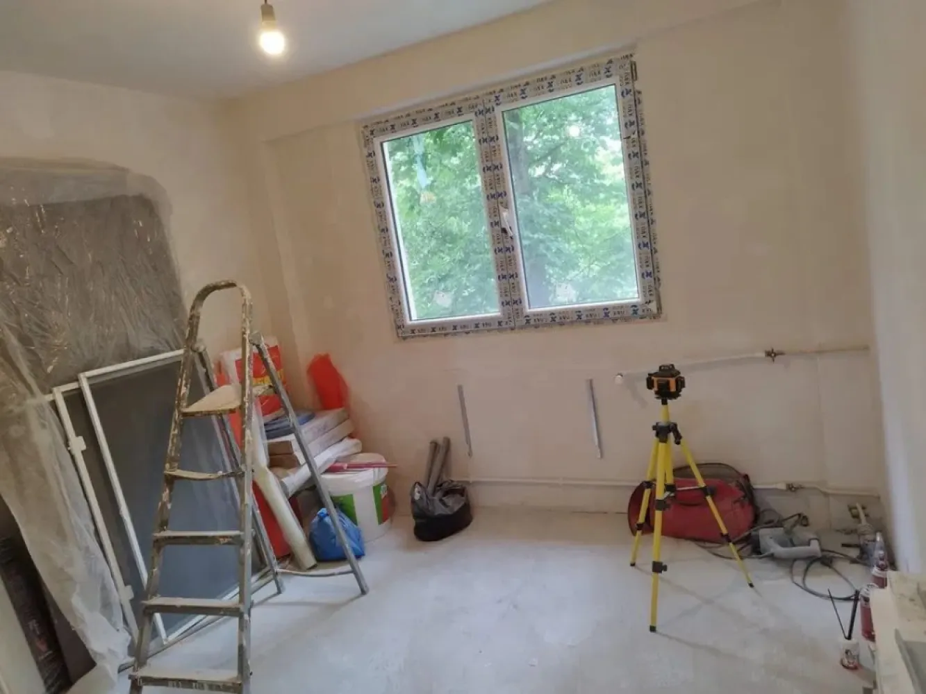 Apartament de Vanzare - 46 mp - bd. Constantin Brancoveanu - Vă propun spre vânzare un apartament cu 2 camere decomandat, având o suprafață de 46 mp, situat la etajul 2 al unui imobil prevăzut cu lift, amplasat chiar pe Bulevardul Constantin Brâncoveanu, în apropierea intersecției cu Strada Nițu Vasile.

Blocul, construit în anul 1975, pentru personalul din sistem, este anvelopat termic și beneficiază de o structură solidă. Un aspect mai puțin întâlnit este existența unui buncăr la subsolul imobilului.

Apartamentul este în curs de renovare completă, oferind viitorului proprietar avantajul de a prelua o locuință cu lucrări importante deja realizate. Au fost efectuate lucrări de tencuire, aplicare plasă și glet în întregul apartament, fiind pregătit pentru finisajele finale.

De asemenea, au fost înlocuite instalațiile sanitare și conductele principale, caloriferele au fost schimbate, iar instalația electrică a fost îmbunătățită prin adăugarea a șase circuite noi. Proprietatea beneficiază și de ușă de acces nouă, iar o parte dintre materialele necesare finalizării renovării au fost deja achiziționate, inclusiv gresie, faianță, obiecte sanitare și calorifere.

Un alt avantaj îl reprezintă compartimentarea practică și faptul că apartamentul beneficiază de vedere atât către fața, cât și către spatele blocului, asigurând lumină naturală și o bună ventilare.

📍 Localizare excelentă

Poziționat într-una dintre cele mai căutate zone din Sectorul 4, apartamentul oferă acces imediat la magazine, farmacii, restaurante, unități medicale, inclusiv Spitalul Clinic de Urgență pentru Copii Marie Curie, precum și la numeroase mijloace de transport în comun. Multe dintre facilități se află chiar la parterul blocului.

Caracteristici principale:

2 camere decomandate

Suprafață: 46 mp

Etaj 2/10

Lift

Bloc anvelopat

Construcție 1975

În curs de renovare

Instalații sanitare înlocuite
Circuite electrice suplimentare
Calorifere noi
Ușă metalică nouă
Vedere mixtă (față și spate)

O proprietate ideală pentru cei care își doresc să își personalizeze locuința după propriul gust, beneficiind de o locație excelentă și de investiții importante deja realizate. 📞

Alexximob Estate - tel. 0751454742

comision 800 e