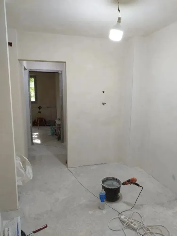 Apartament de Vanzare - 46 mp - bd. Constantin Brancoveanu - Vă propun spre vânzare un apartament cu 2 camere decomandat, având o suprafață de 46 mp, situat la etajul 2 al unui imobil prevăzut cu lift, amplasat chiar pe Bulevardul Constantin Brâncoveanu, în apropierea intersecției cu Strada Nițu Vasile.

Blocul, construit în anul 1975, pentru personalul din sistem, este anvelopat termic și beneficiază de o structură solidă. Un aspect mai puțin întâlnit este existența unui buncăr la subsolul imobilului.

Apartamentul este în curs de renovare completă, oferind viitorului proprietar avantajul de a prelua o locuință cu lucrări importante deja realizate. Au fost efectuate lucrări de tencuire, aplicare plasă și glet în întregul apartament, fiind pregătit pentru finisajele finale.

De asemenea, au fost înlocuite instalațiile sanitare și conductele principale, caloriferele au fost schimbate, iar instalația electrică a fost îmbunătățită prin adăugarea a șase circuite noi. Proprietatea beneficiază și de ușă de acces nouă, iar o parte dintre materialele necesare finalizării renovării au fost deja achiziționate, inclusiv gresie, faianță, obiecte sanitare și calorifere.

Un alt avantaj îl reprezintă compartimentarea practică și faptul că apartamentul beneficiază de vedere atât către fața, cât și către spatele blocului, asigurând lumină naturală și o bună ventilare.

📍 Localizare excelentă

Poziționat într-una dintre cele mai căutate zone din Sectorul 4, apartamentul oferă acces imediat la magazine, farmacii, restaurante, unități medicale, inclusiv Spitalul Clinic de Urgență pentru Copii Marie Curie, precum și la numeroase mijloace de transport în comun. Multe dintre facilități se află chiar la parterul blocului.

Caracteristici principale:

2 camere decomandate

Suprafață: 46 mp

Etaj 2/10

Lift

Bloc anvelopat

Construcție 1975

În curs de renovare

Instalații sanitare înlocuite
Circuite electrice suplimentare
Calorifere noi
Ușă metalică nouă
Vedere mixtă (față și spate)

O proprietate ideală pentru cei care își doresc să își personalizeze locuința după propriul gust, beneficiind de o locație excelentă și de investiții importante deja realizate. 📞

Alexximob Estate - tel. 0751454742

comision 800 e
