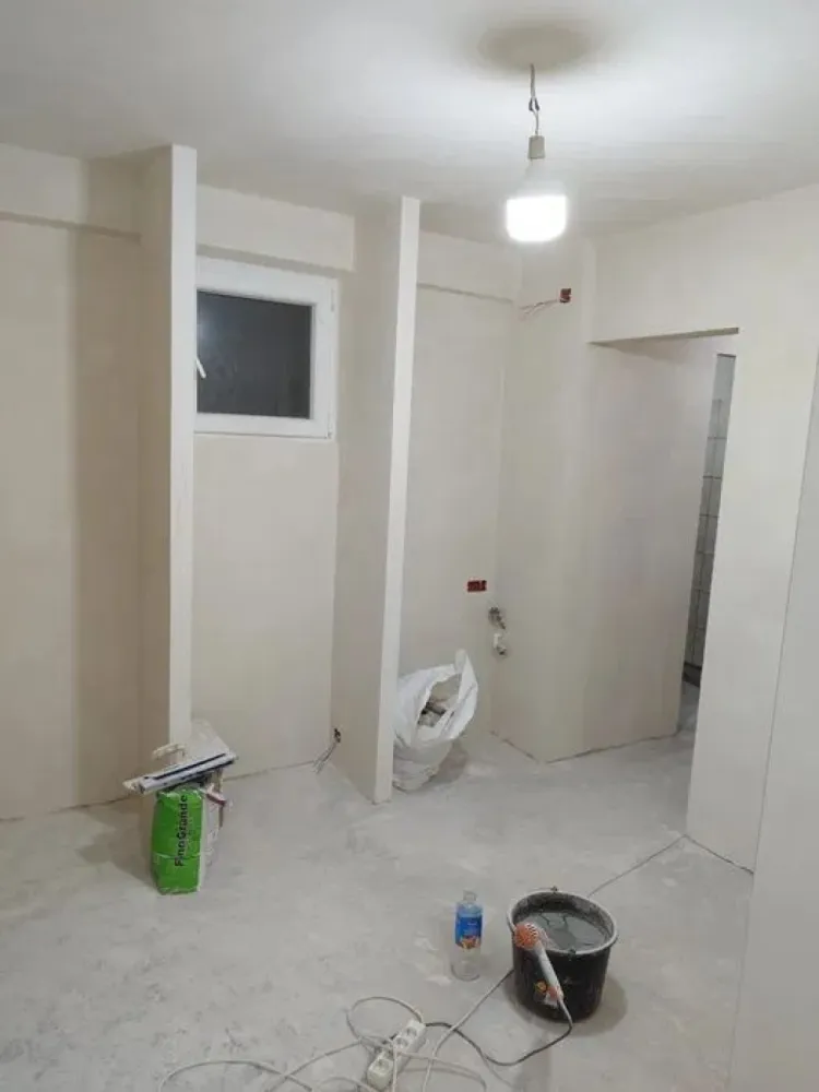 Apartament de Vanzare - 46 mp - bd. Constantin Brancoveanu - Vă propun spre vânzare un apartament cu 2 camere decomandat, având o suprafață de 46 mp, situat la etajul 2 al unui imobil prevăzut cu lift, amplasat chiar pe Bulevardul Constantin Brâncoveanu, în apropierea intersecției cu Strada Nițu Vasile.

Blocul, construit în anul 1975, pentru personalul din sistem, este anvelopat termic și beneficiază de o structură solidă. Un aspect mai puțin întâlnit este existența unui buncăr la subsolul imobilului.

Apartamentul este în curs de renovare completă, oferind viitorului proprietar avantajul de a prelua o locuință cu lucrări importante deja realizate. Au fost efectuate lucrări de tencuire, aplicare plasă și glet în întregul apartament, fiind pregătit pentru finisajele finale.

De asemenea, au fost înlocuite instalațiile sanitare și conductele principale, caloriferele au fost schimbate, iar instalația electrică a fost îmbunătățită prin adăugarea a șase circuite noi. Proprietatea beneficiază și de ușă de acces nouă, iar o parte dintre materialele necesare finalizării renovării au fost deja achiziționate, inclusiv gresie, faianță, obiecte sanitare și calorifere.

Un alt avantaj îl reprezintă compartimentarea practică și faptul că apartamentul beneficiază de vedere atât către fața, cât și către spatele blocului, asigurând lumină naturală și o bună ventilare.

📍 Localizare excelentă

Poziționat într-una dintre cele mai căutate zone din Sectorul 4, apartamentul oferă acces imediat la magazine, farmacii, restaurante, unități medicale, inclusiv Spitalul Clinic de Urgență pentru Copii Marie Curie, precum și la numeroase mijloace de transport în comun. Multe dintre facilități se află chiar la parterul blocului.

Caracteristici principale:

2 camere decomandate

Suprafață: 46 mp

Etaj 2/10

Lift

Bloc anvelopat

Construcție 1975

În curs de renovare

Instalații sanitare înlocuite
Circuite electrice suplimentare
Calorifere noi
Ușă metalică nouă
Vedere mixtă (față și spate)

O proprietate ideală pentru cei care își doresc să își personalizeze locuința după propriul gust, beneficiind de o locație excelentă și de investiții importante deja realizate. 📞

Alexximob Estate - tel. 0751454742

comision 800 e